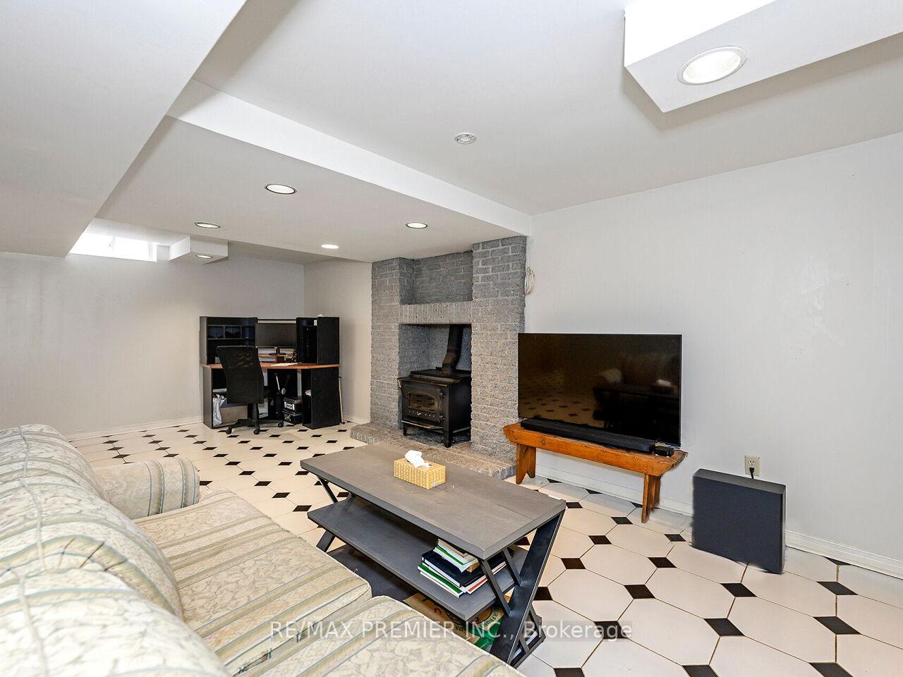 Photo 37 of 222 Barrhill Road, Vaughan, Maple — HOMEH