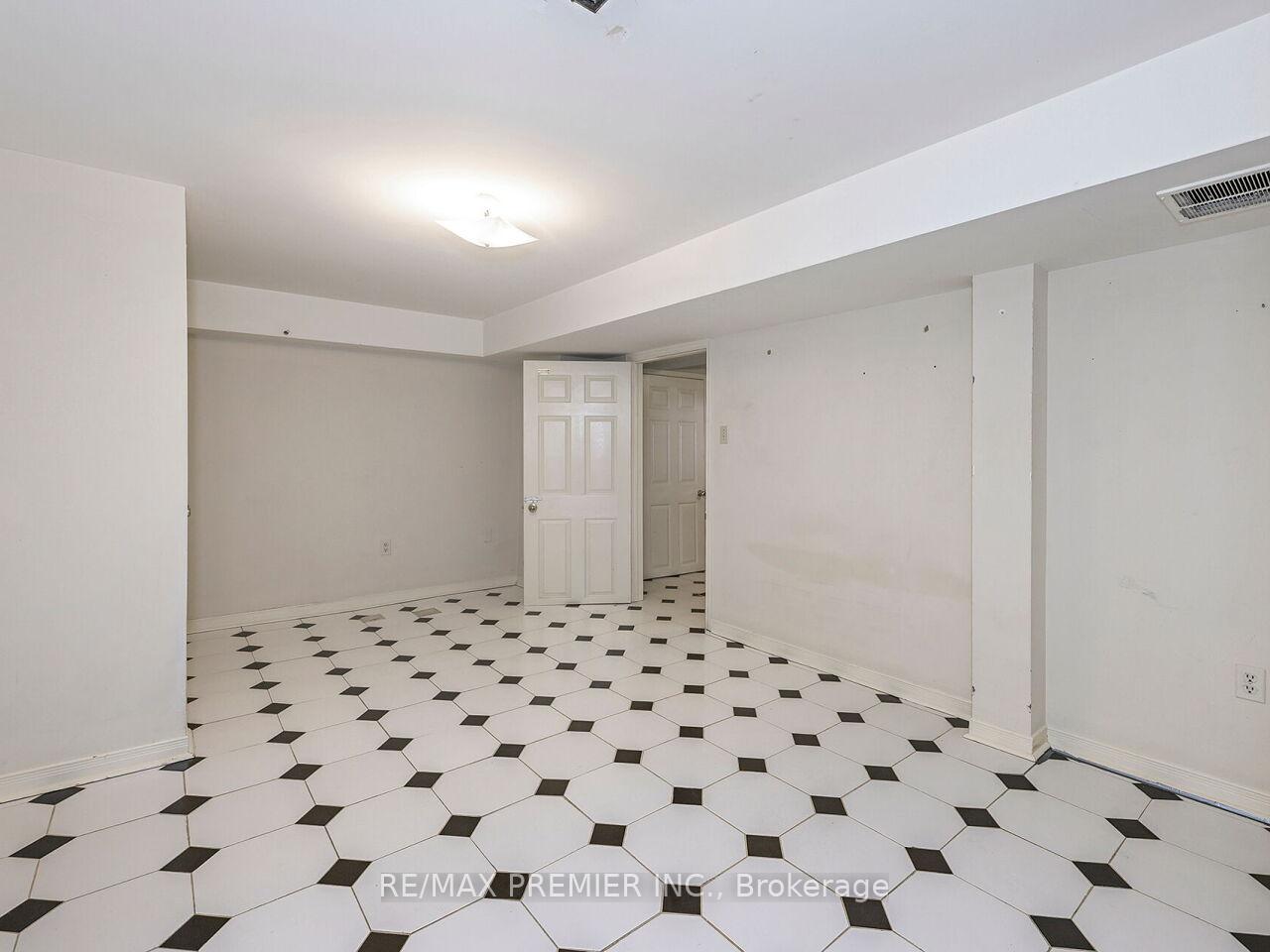 Photo 38 of 222 Barrhill Road, Vaughan, Maple — HOMEH