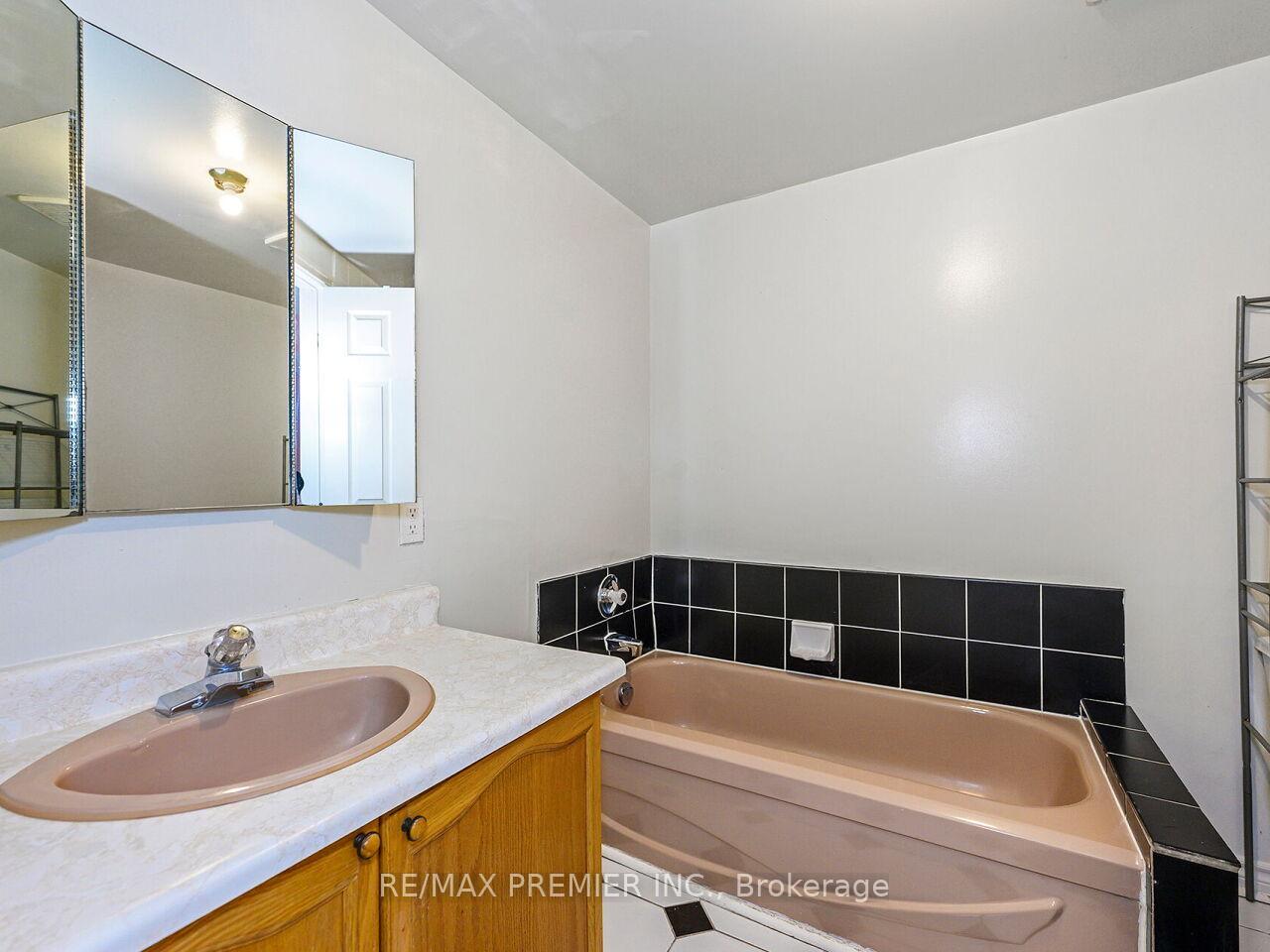 Photo 39 of 222 Barrhill Road, Vaughan, Maple — HOMEH