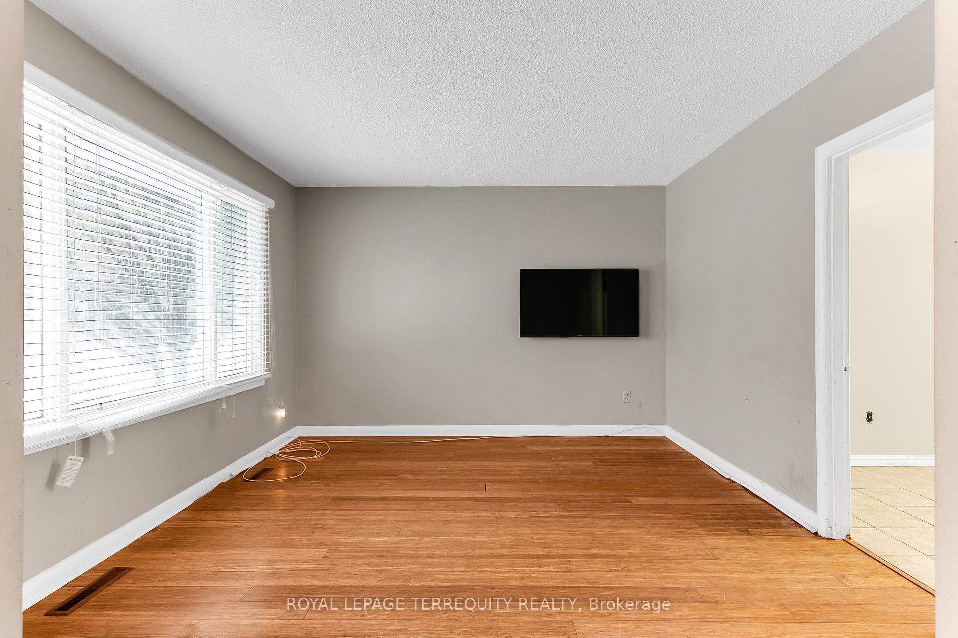 Photo 4 of 63 Hurricane Avenue, Vaughan, West Woodbridge — HOMEH
