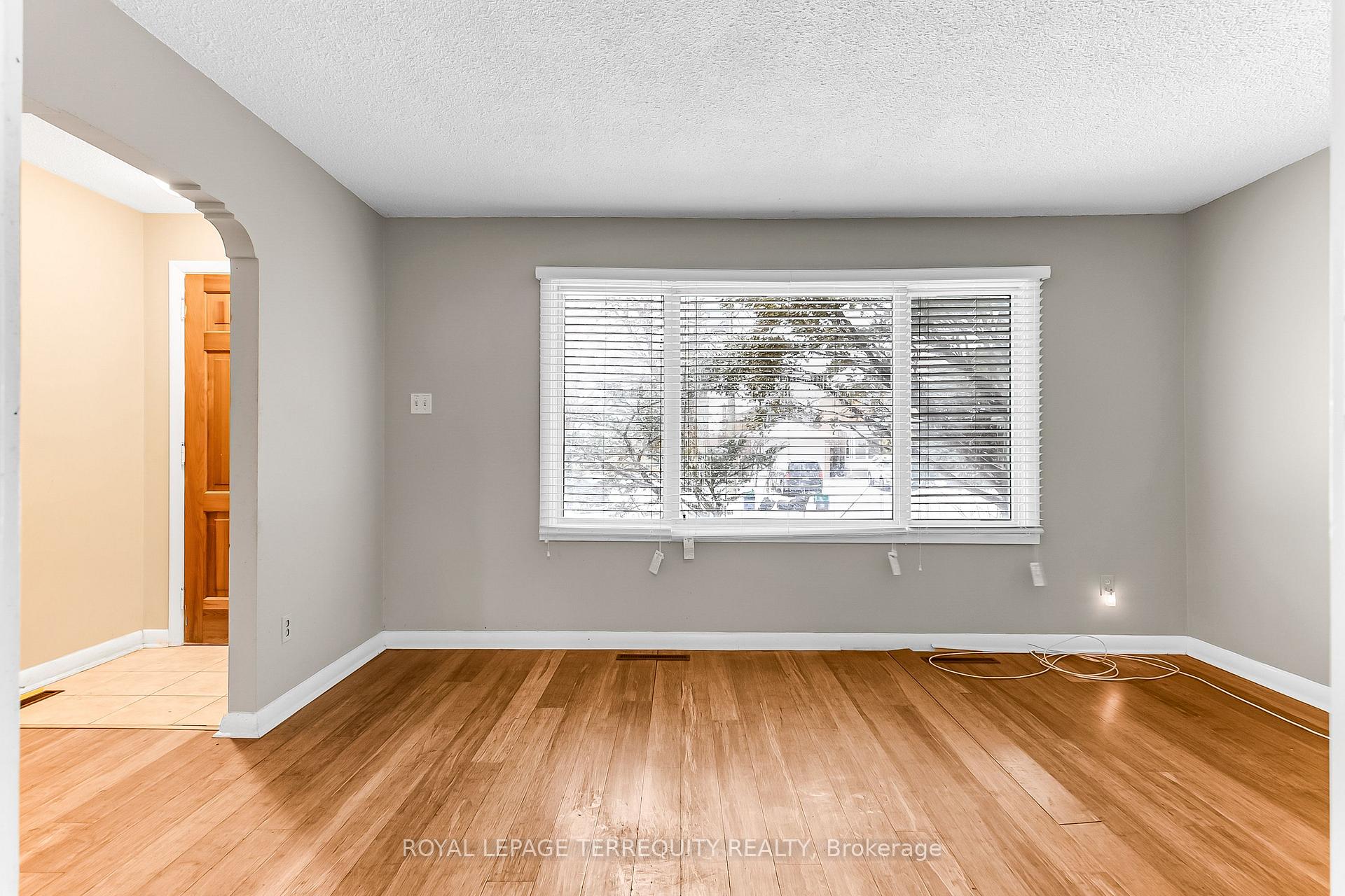 Photo 5 of 63 Hurricane Avenue, Vaughan, West Woodbridge — HOMEH