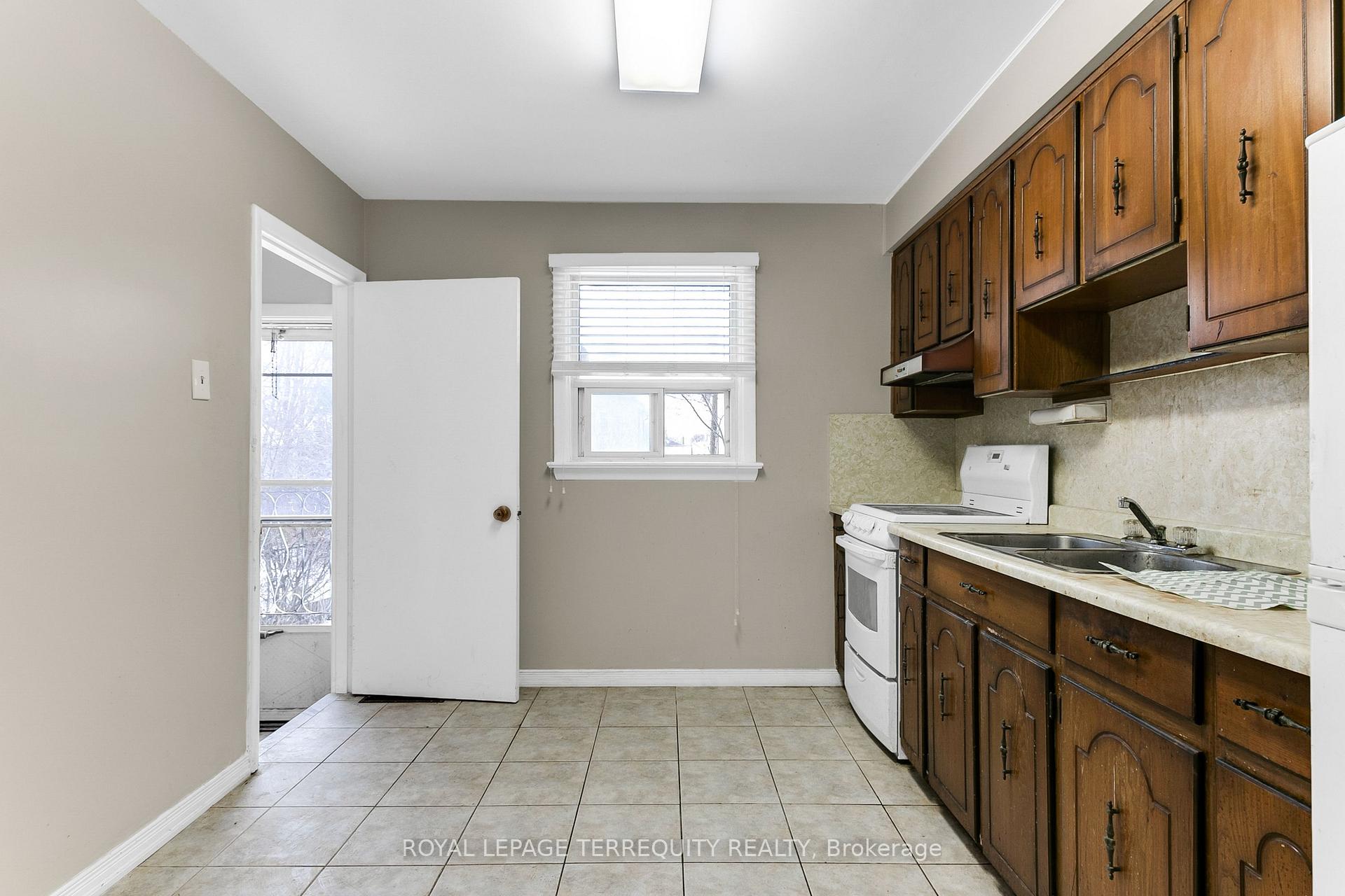 Photo 8 of 63 Hurricane Avenue, Vaughan, West Woodbridge — HOMEH