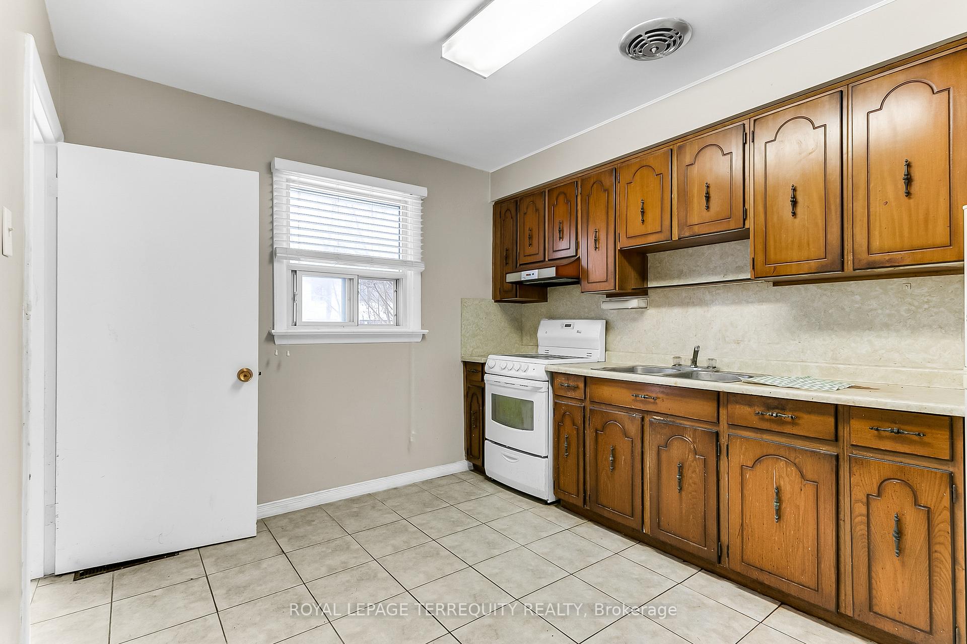 Photo 9 of 63 Hurricane Avenue, Vaughan, West Woodbridge — HOMEH