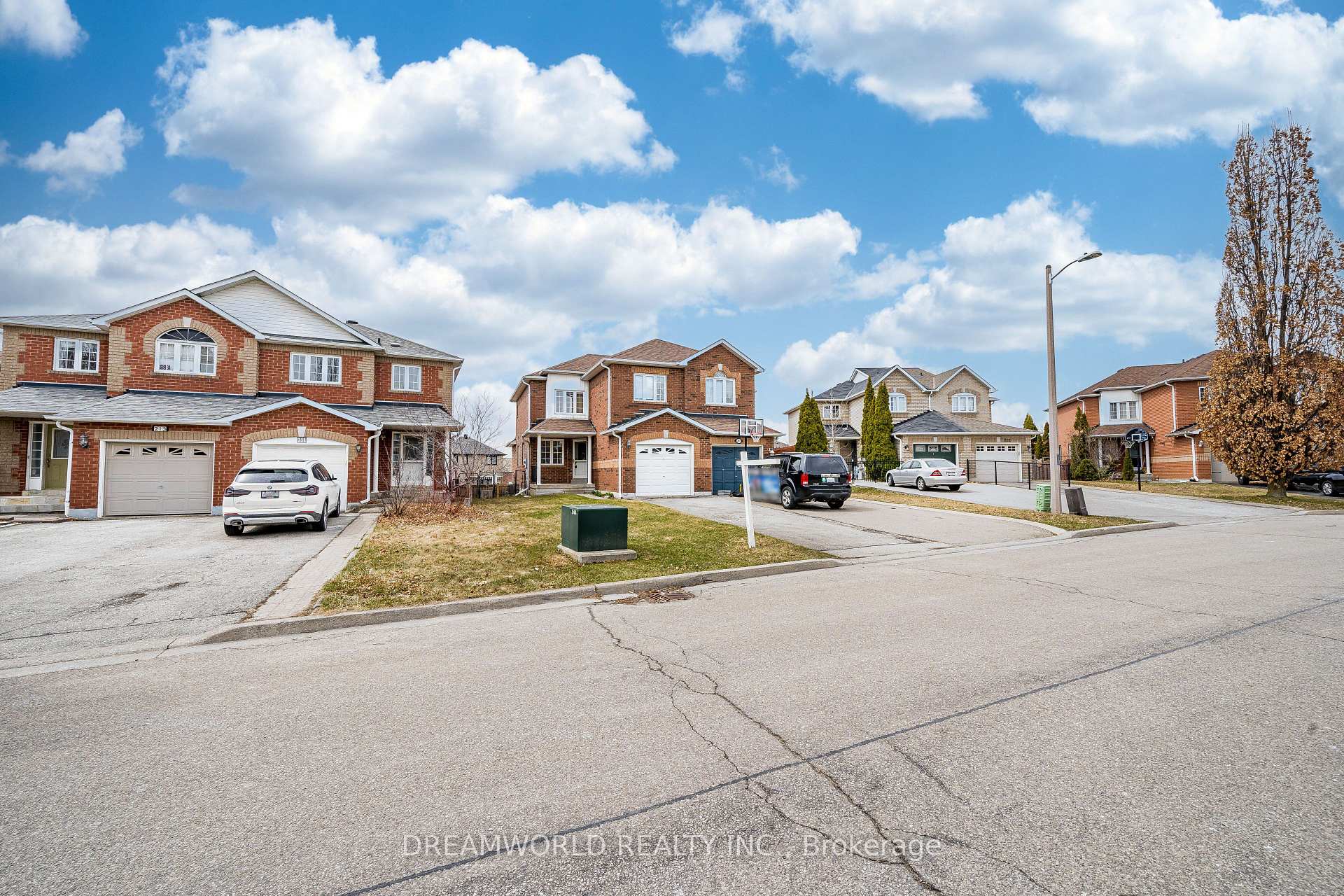 Photo 2 of 209 Rosanna Crescent, Vaughan, Maple — HOMEH