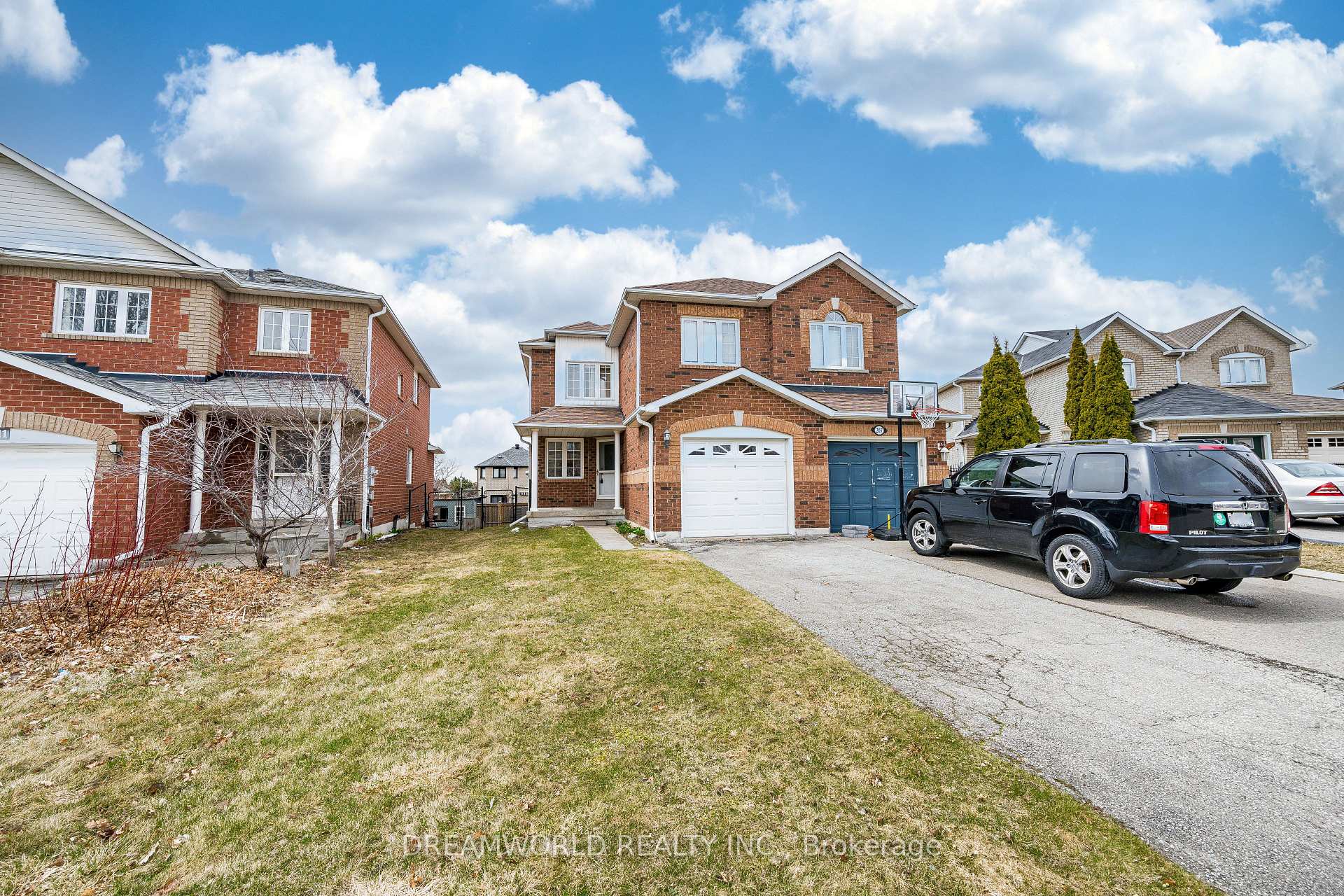 Photo 3 of 209 Rosanna Crescent, Vaughan, Maple — HOMEH