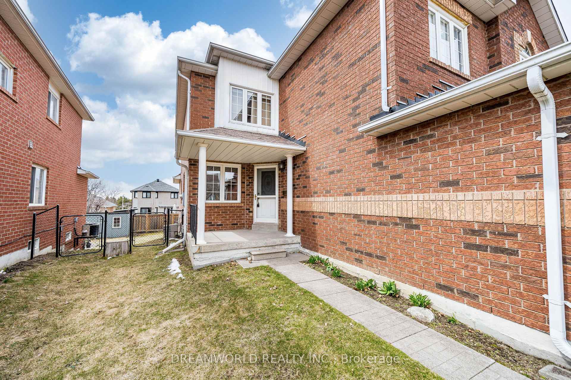 Photo 4 of 209 Rosanna Crescent, Vaughan, Maple — HOMEH