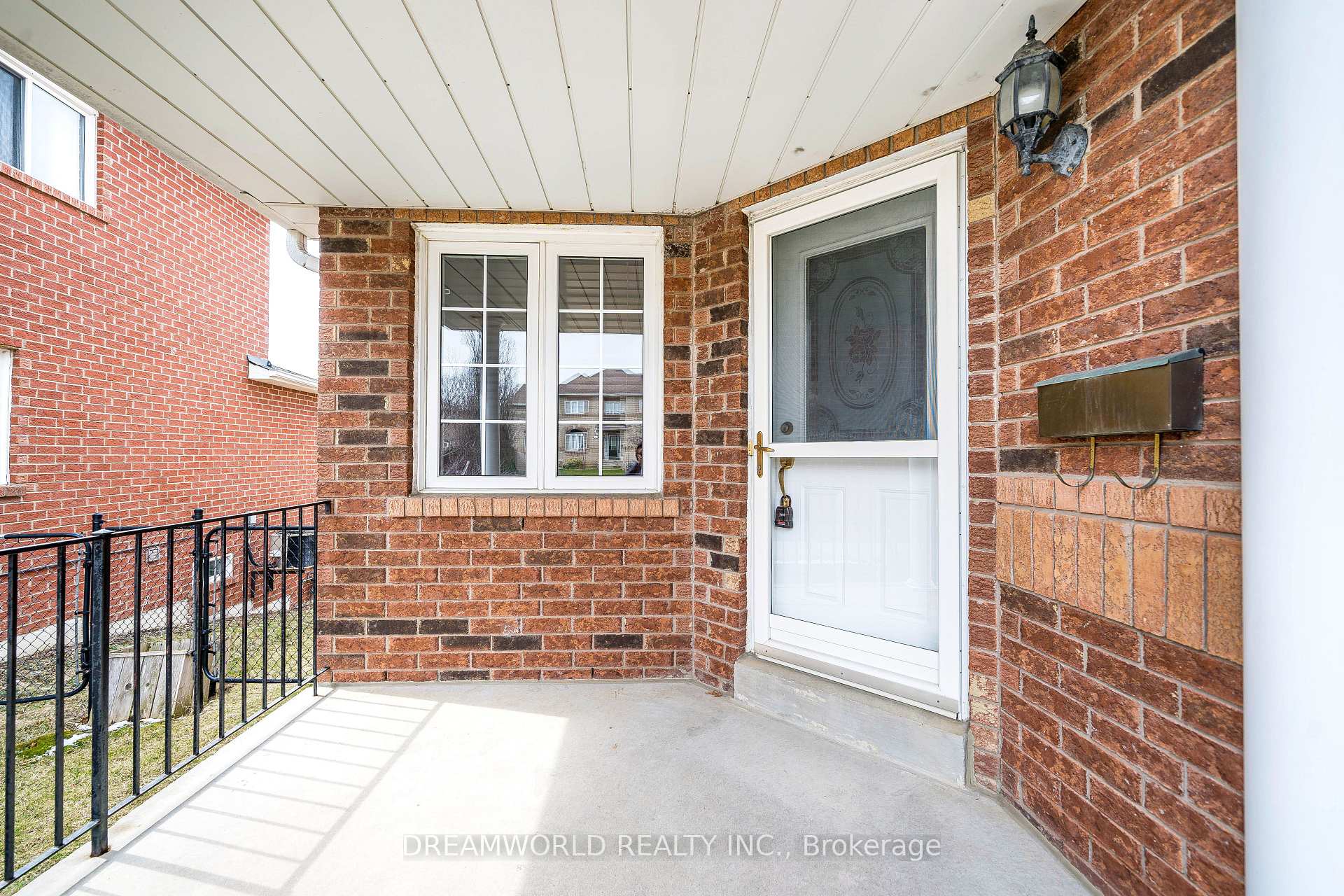 Photo 5 of 209 Rosanna Crescent, Vaughan, Maple — HOMEH