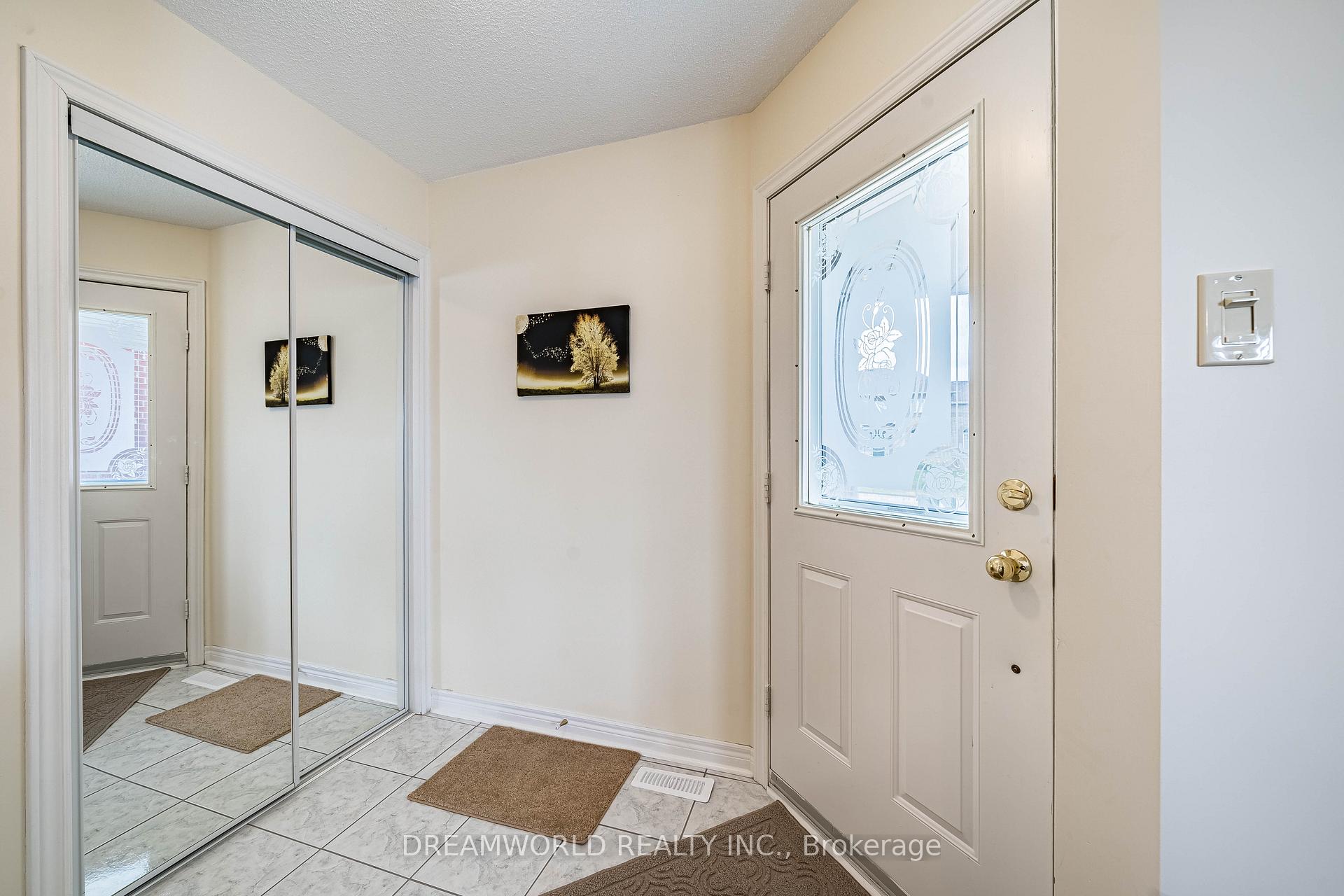 Photo 6 of 209 Rosanna Crescent, Vaughan, Maple — HOMEH