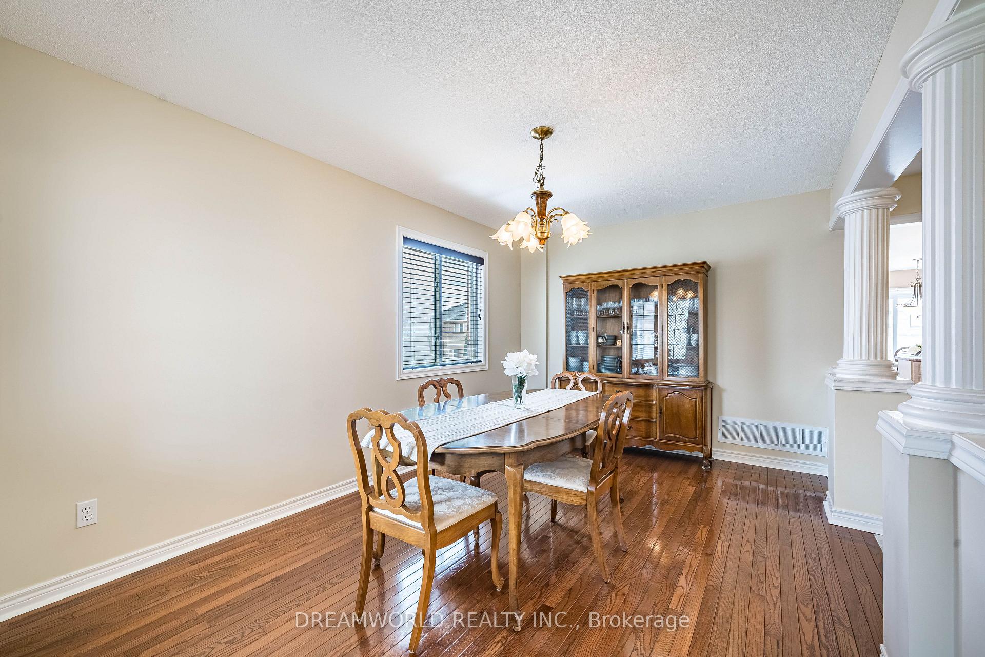 Photo 7 of 209 Rosanna Crescent, Vaughan, Maple — HOMEH