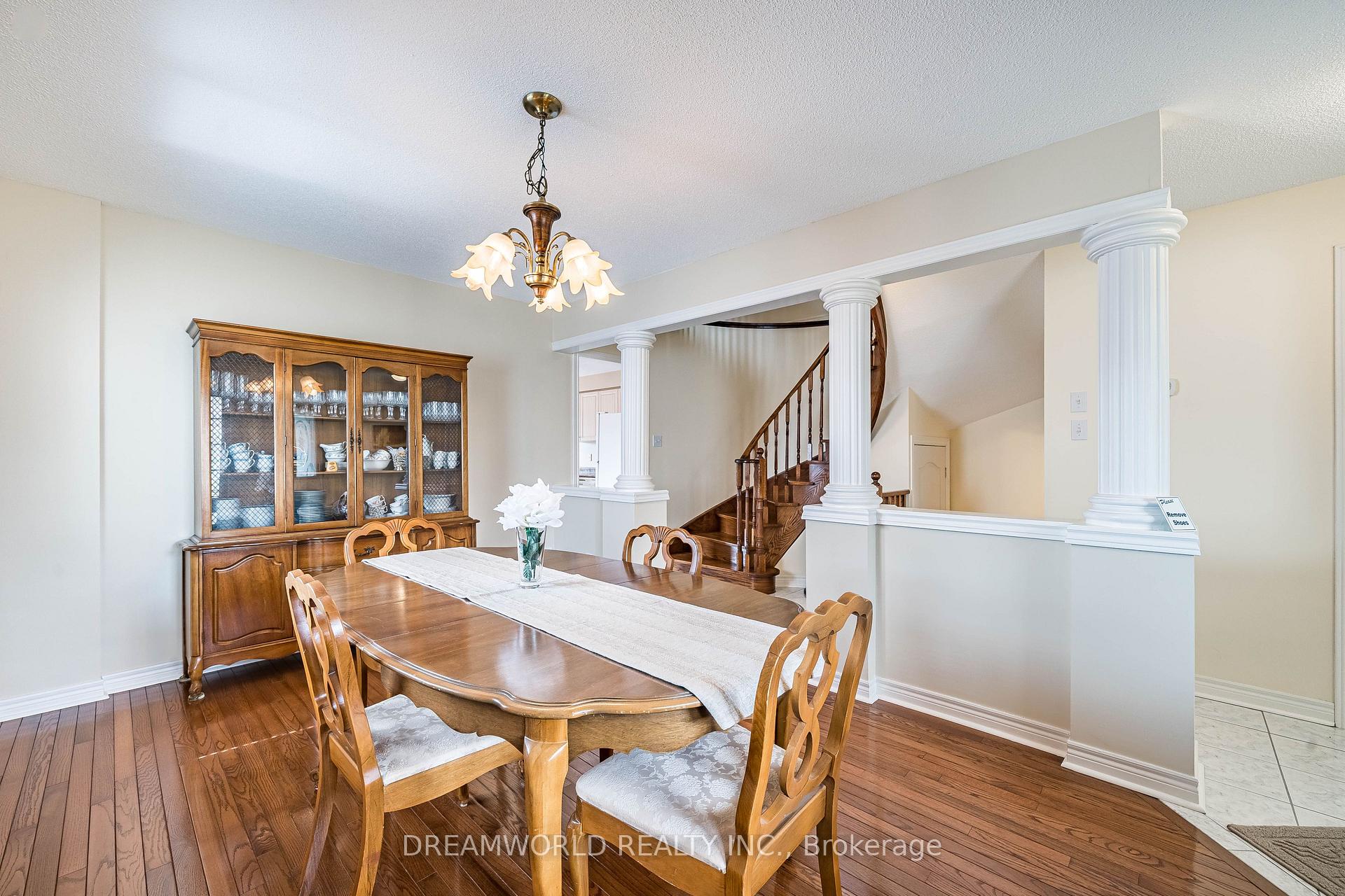 Photo 8 of 209 Rosanna Crescent, Vaughan, Maple — HOMEH