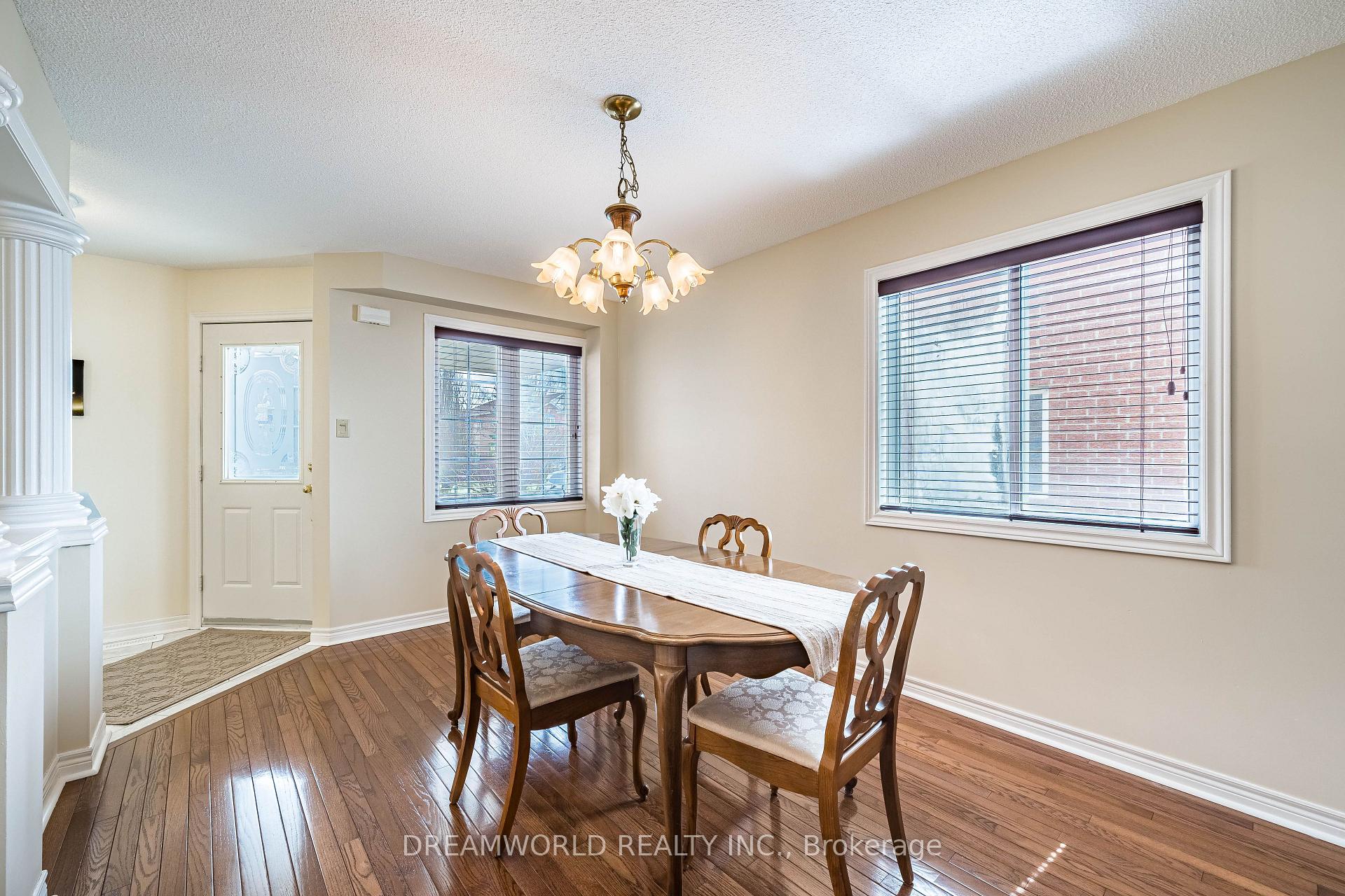 Photo 9 of 209 Rosanna Crescent, Vaughan, Maple — HOMEH