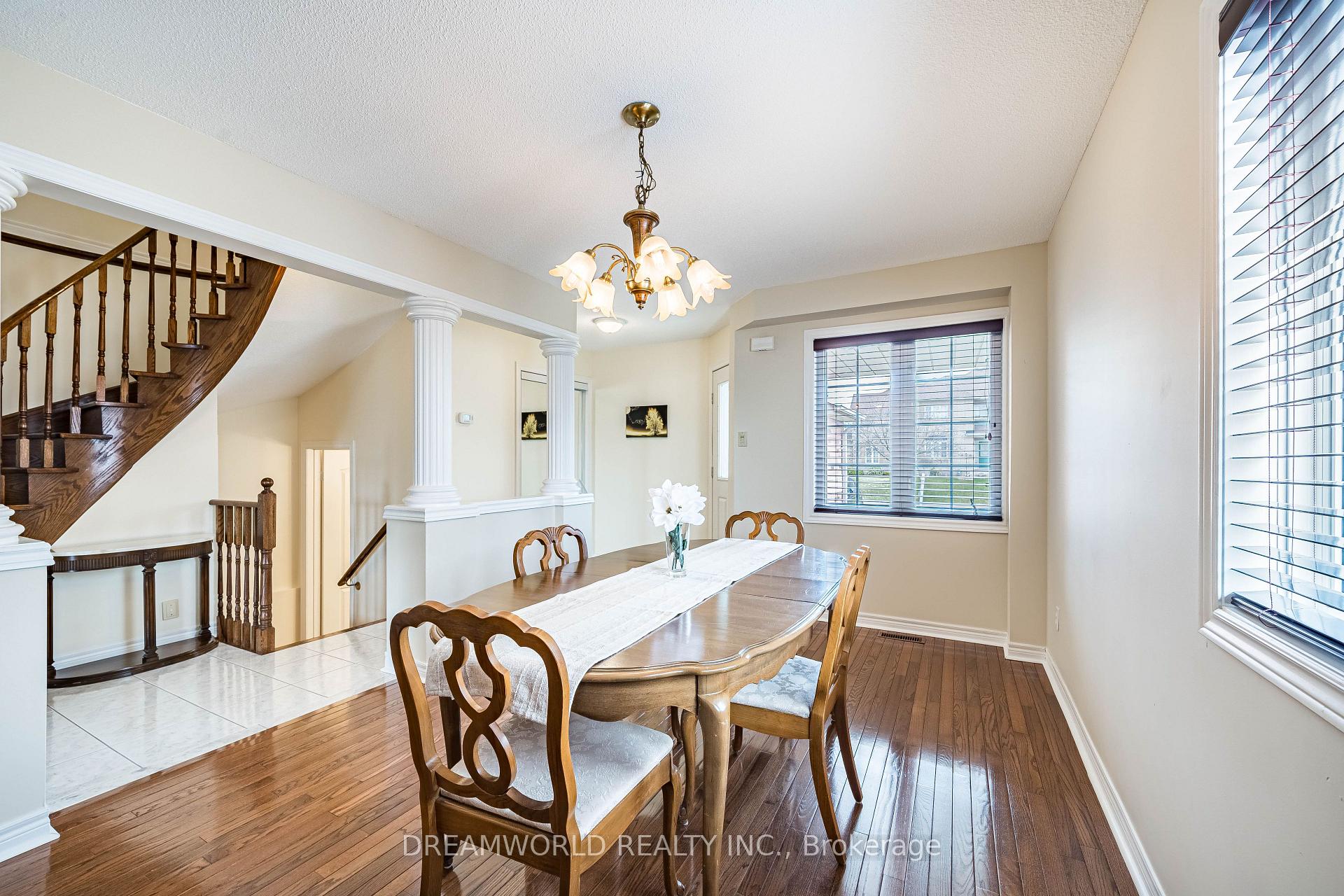 Photo 10 of 209 Rosanna Crescent, Vaughan, Maple — HOMEH