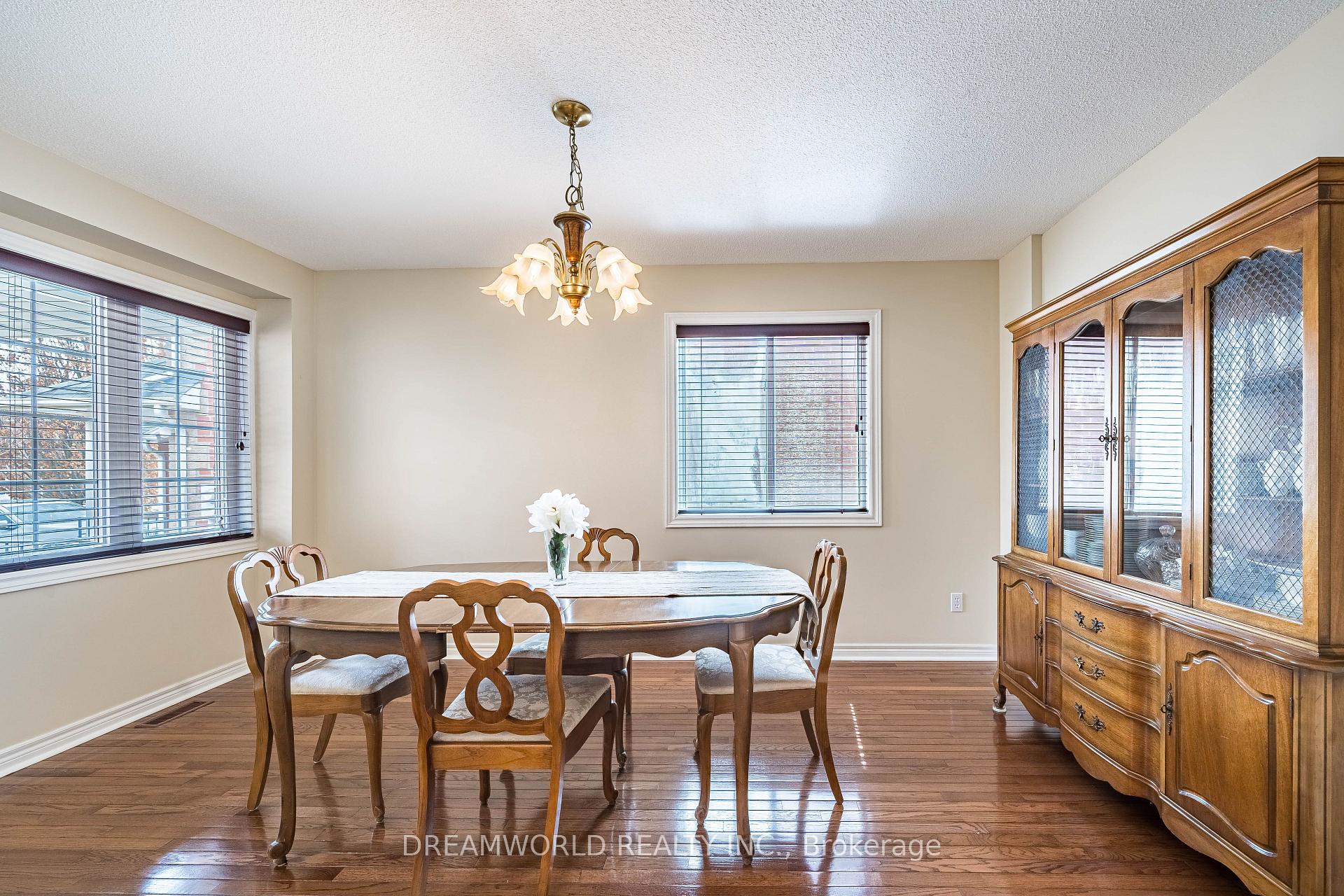Photo 11 of 209 Rosanna Crescent, Vaughan, Maple — HOMEH