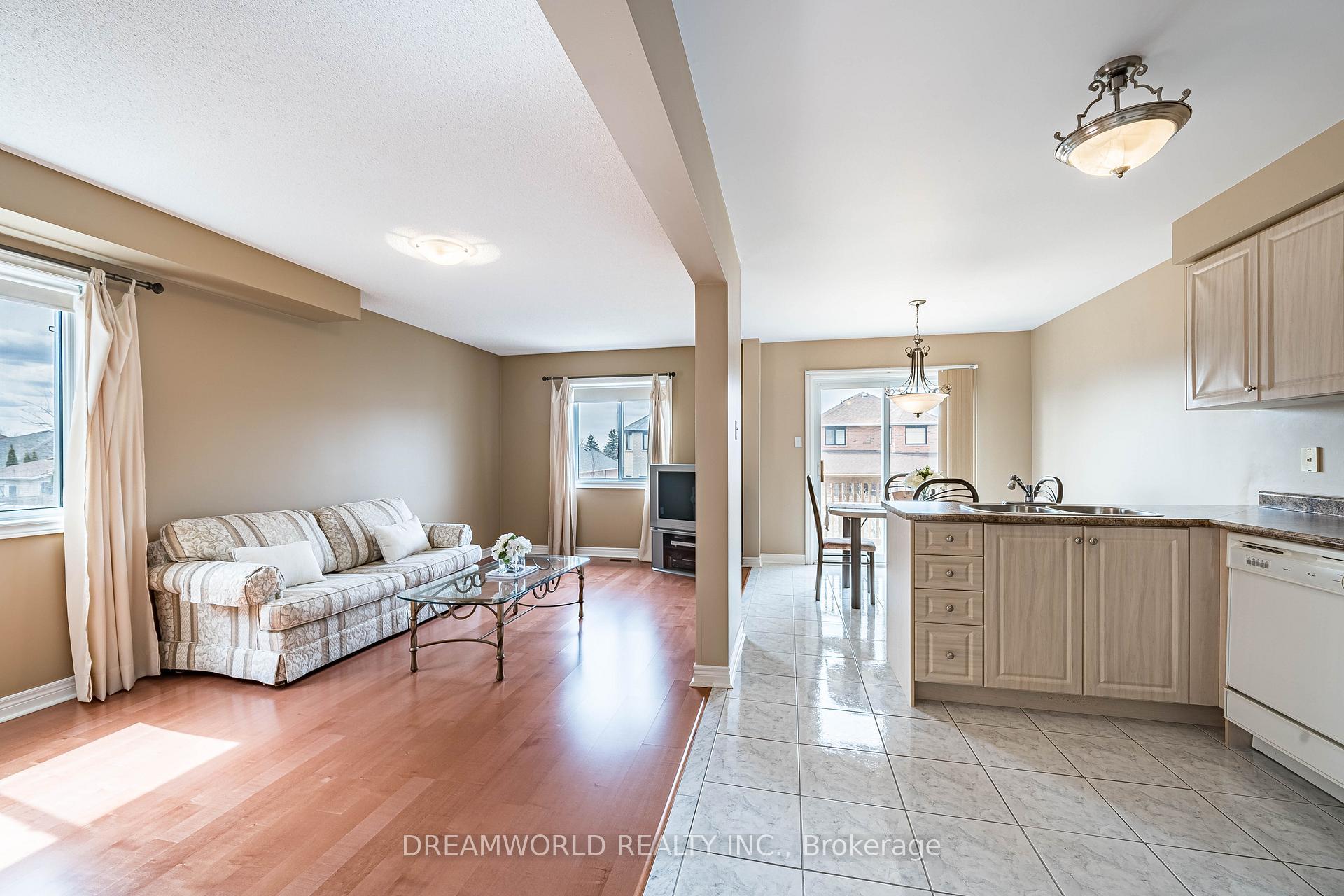 Photo 12 of 209 Rosanna Crescent, Vaughan, Maple — HOMEH