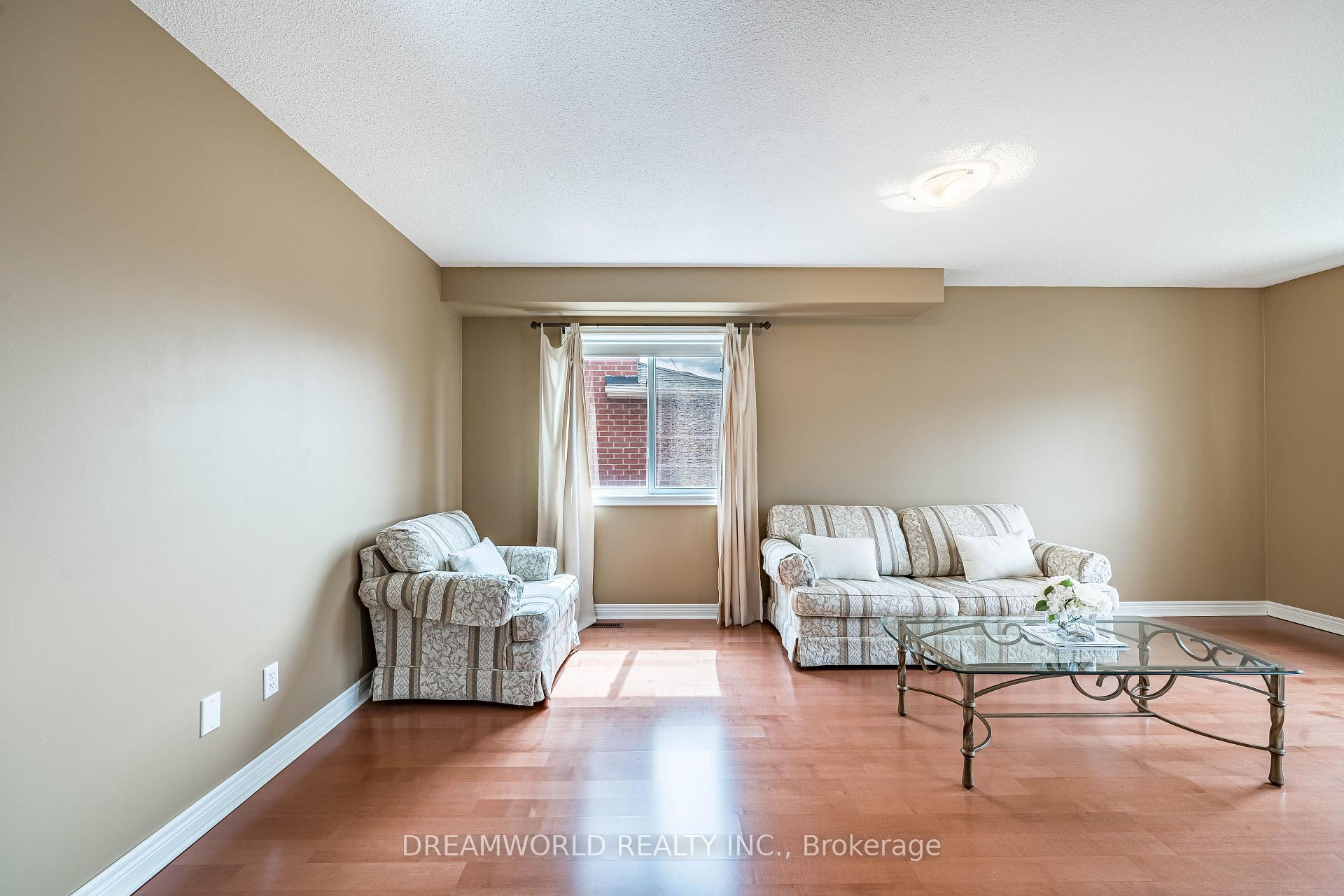 Photo 13 of 209 Rosanna Crescent, Vaughan, Maple — HOMEH