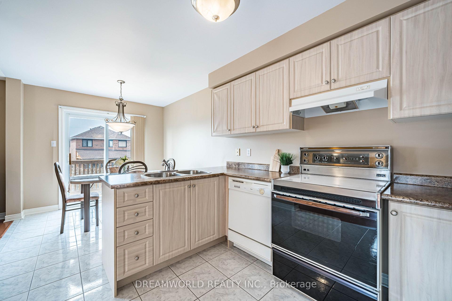 Photo 19 of 209 Rosanna Crescent, Vaughan, Maple — HOMEH