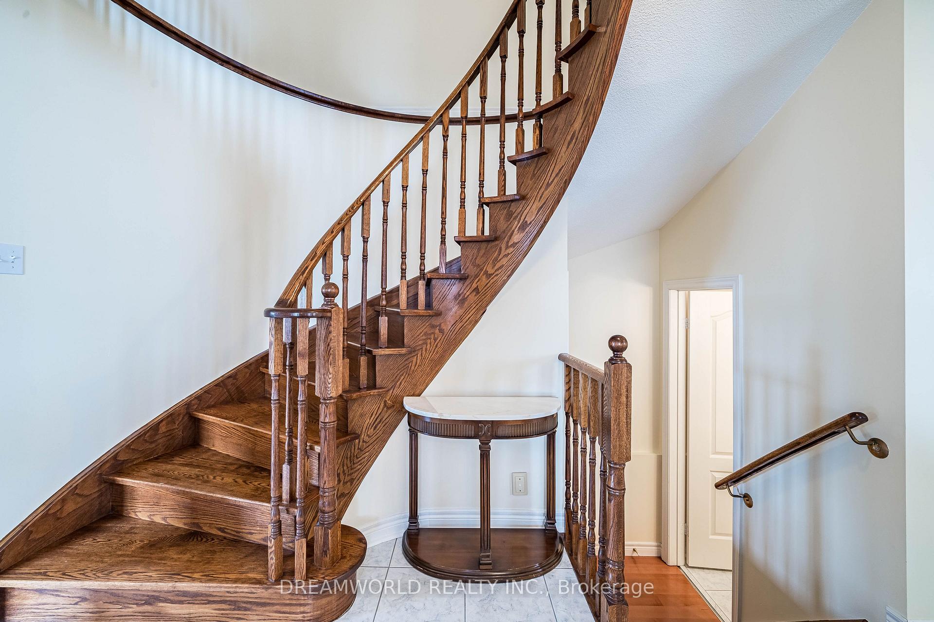 Photo 21 of 209 Rosanna Crescent, Vaughan, Maple — HOMEH