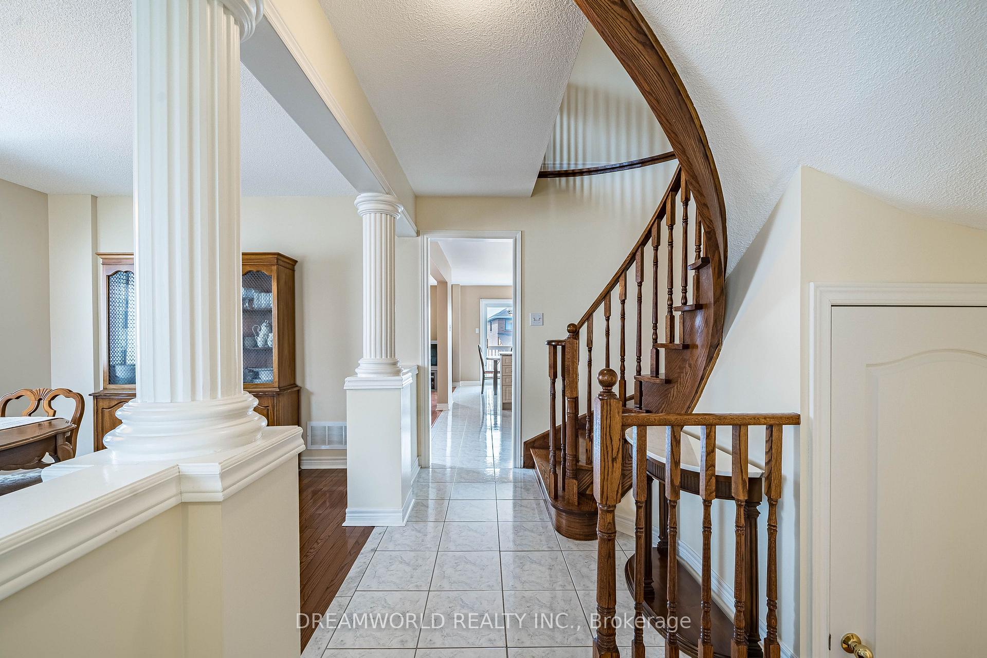 Photo 23 of 209 Rosanna Crescent, Vaughan, Maple — HOMEH