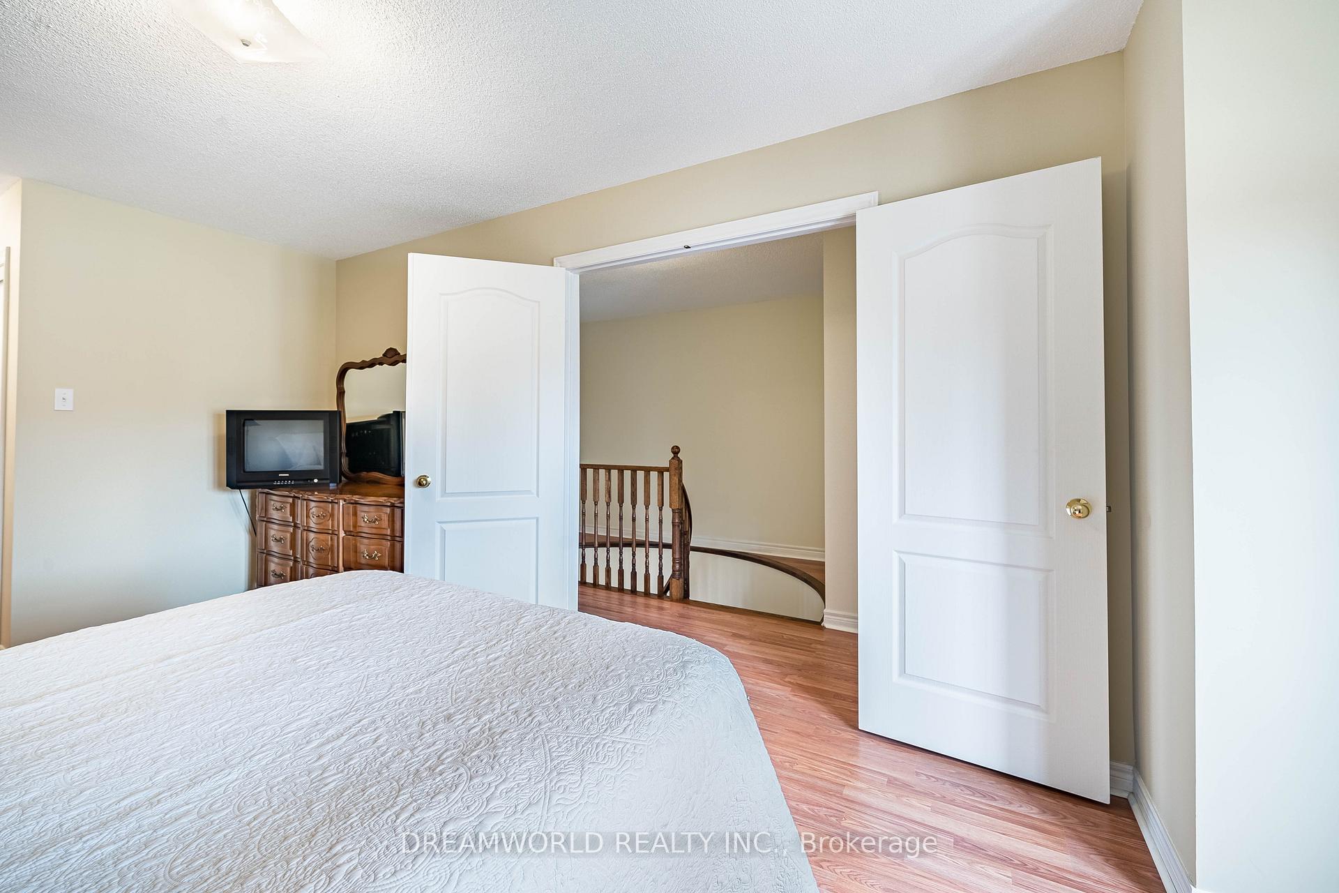Photo 31 of 209 Rosanna Crescent, Vaughan, Maple — HOMEH