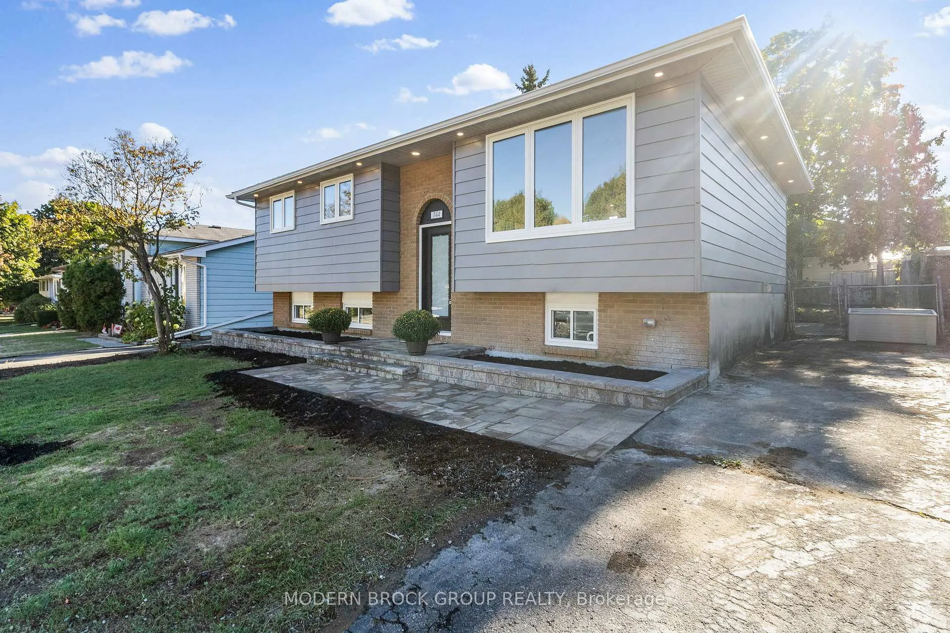 Photo 3 of 744 Comstock Crescent, Brockville — HOMEH