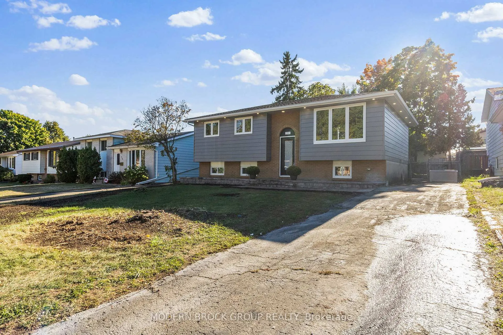 Photo 4 of 744 Comstock Crescent, Brockville — HOMEH