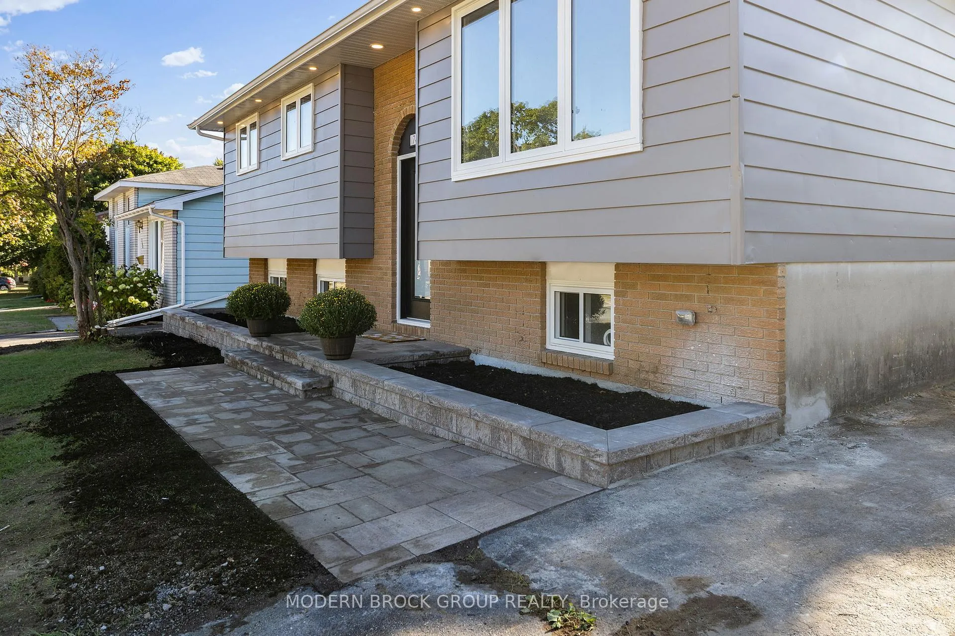 Photo 5 of 744 Comstock Crescent, Brockville — HOMEH