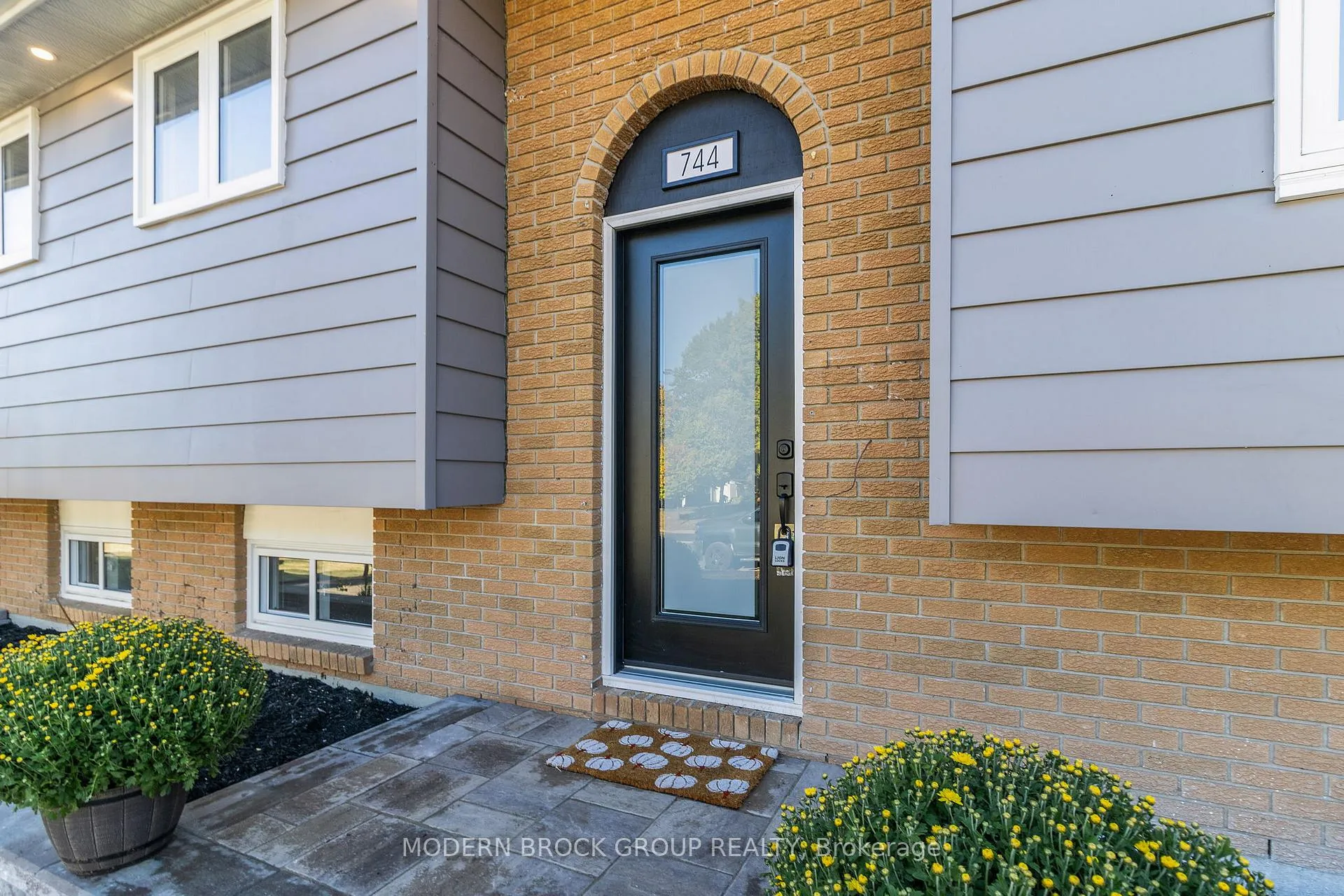 Photo 6 of 744 Comstock Crescent, Brockville — HOMEH