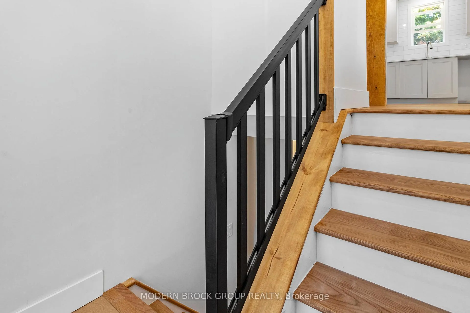 Photo 7 of 744 Comstock Crescent, Brockville — HOMEH