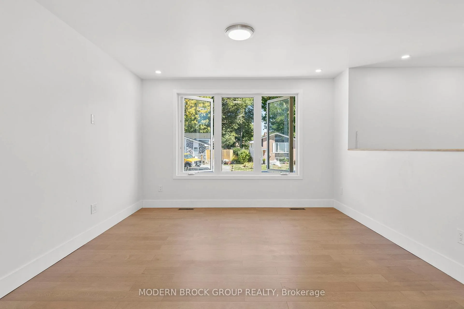 Photo 9 of 744 Comstock Crescent, Brockville — HOMEH