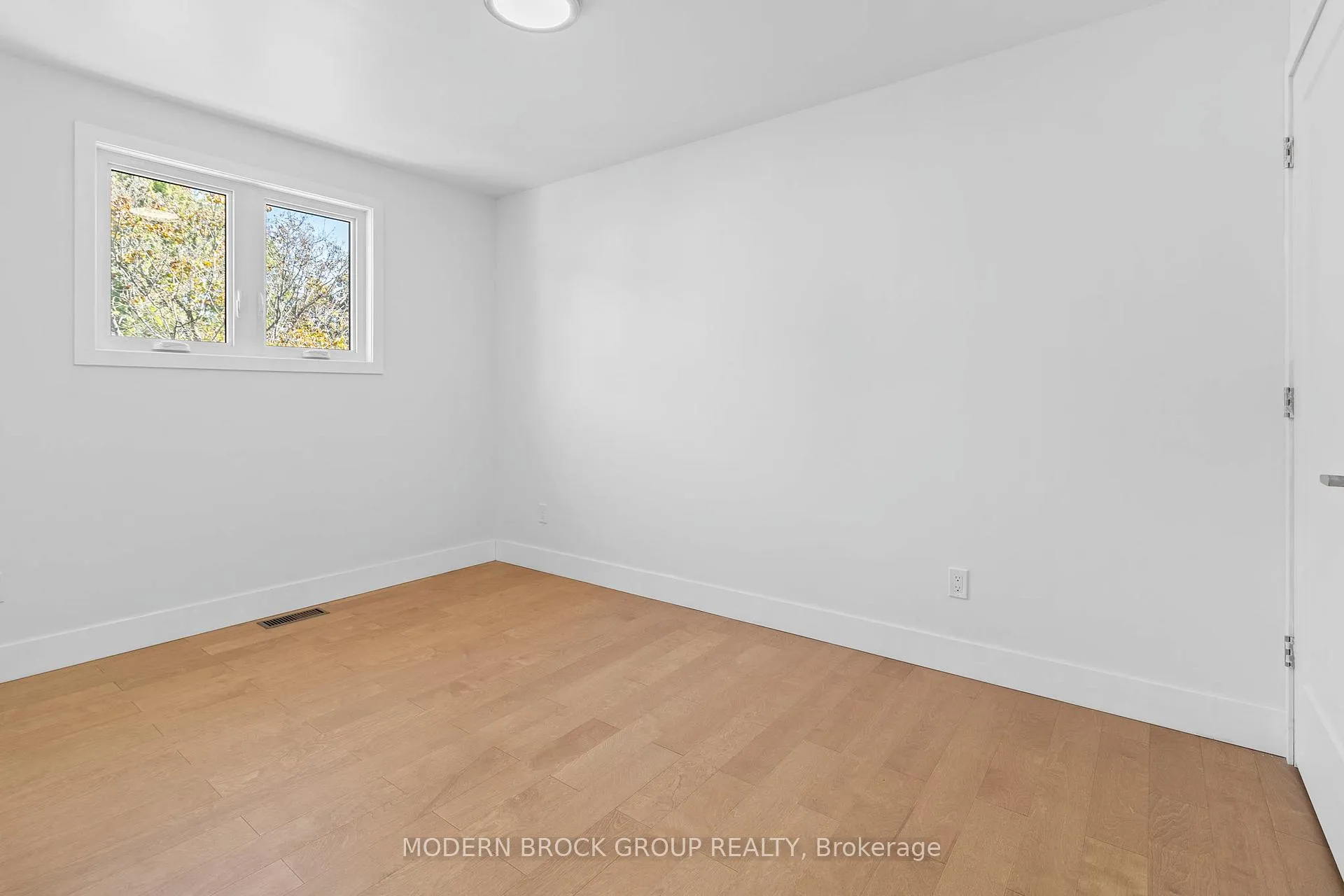 Photo 24 of 744 Comstock Crescent, Brockville — HOMEH