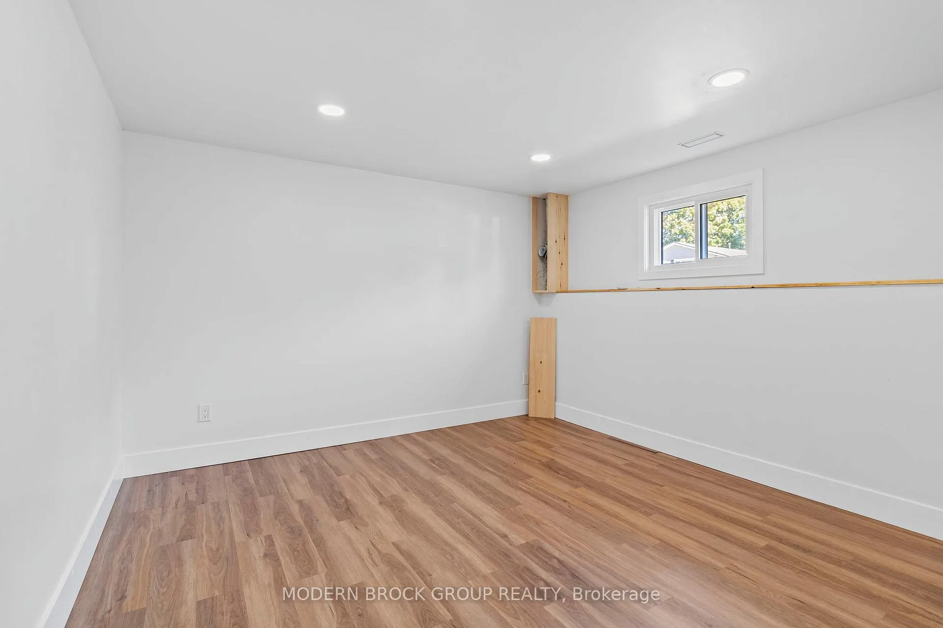 Photo 33 of 744 Comstock Crescent, Brockville — HOMEH