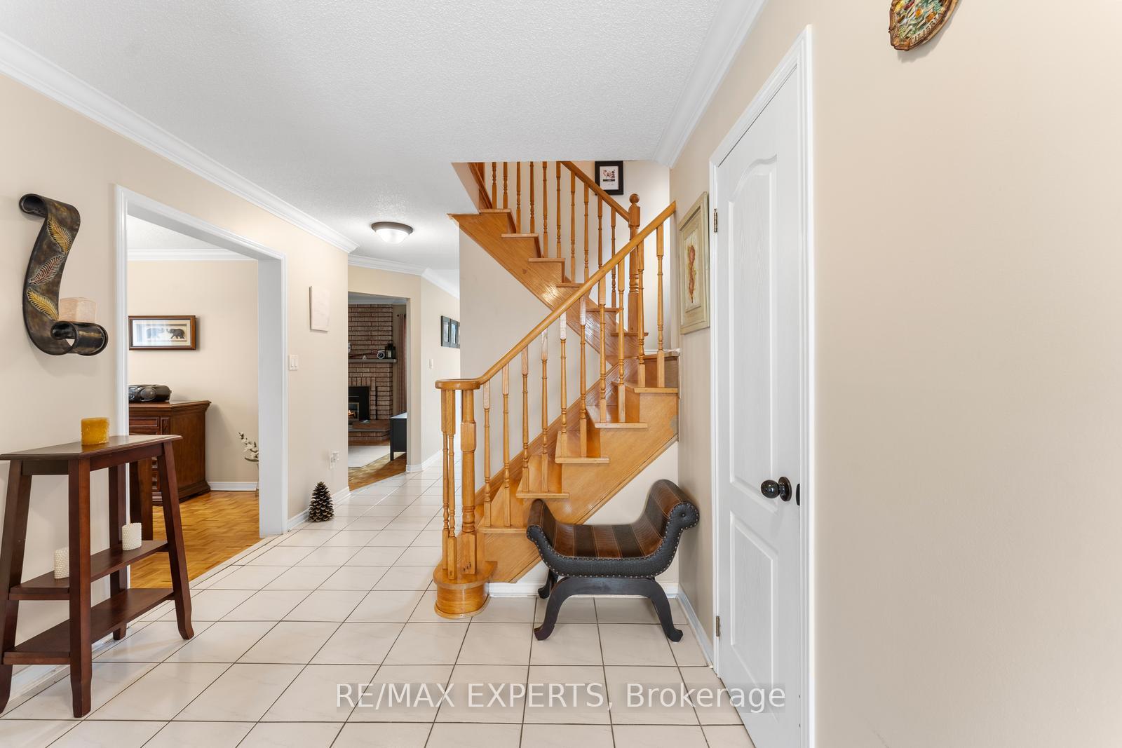 Photo 6 of 130 Pentland Crescent, Vaughan, Maple — HOMEH