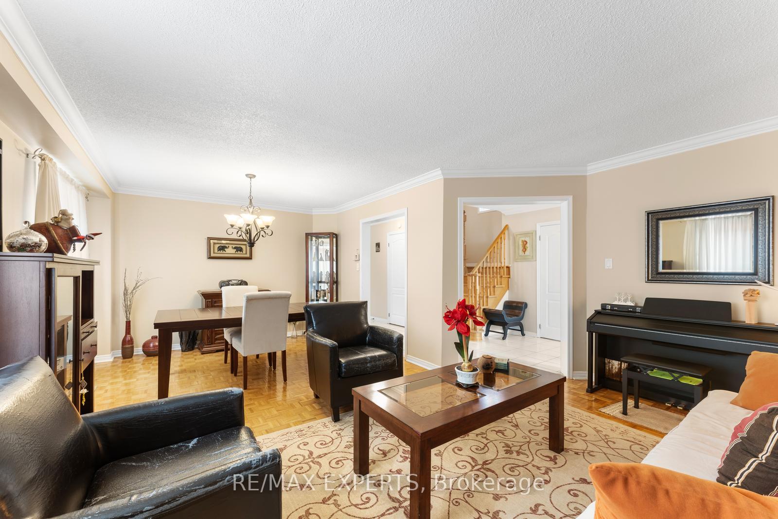 Photo 8 of 130 Pentland Crescent, Vaughan, Maple — HOMEH