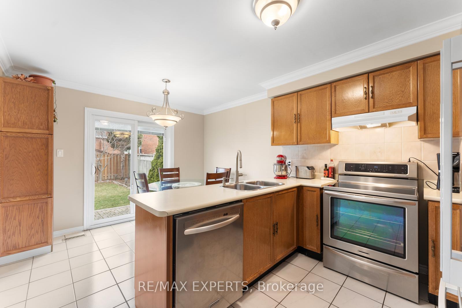 Photo 12 of 130 Pentland Crescent, Vaughan, Maple — HOMEH