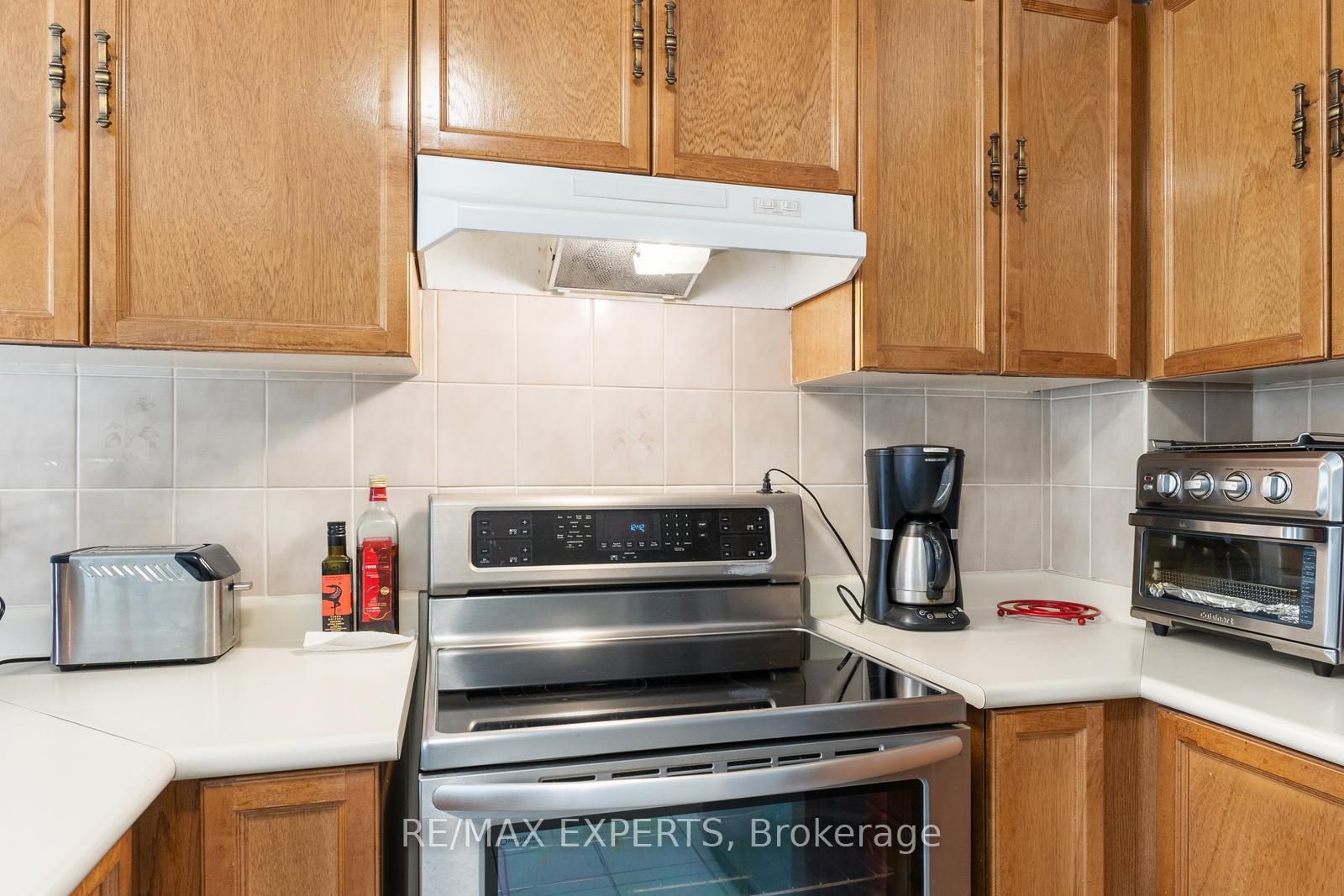 Photo 16 of 130 Pentland Crescent, Vaughan, Maple — HOMEH