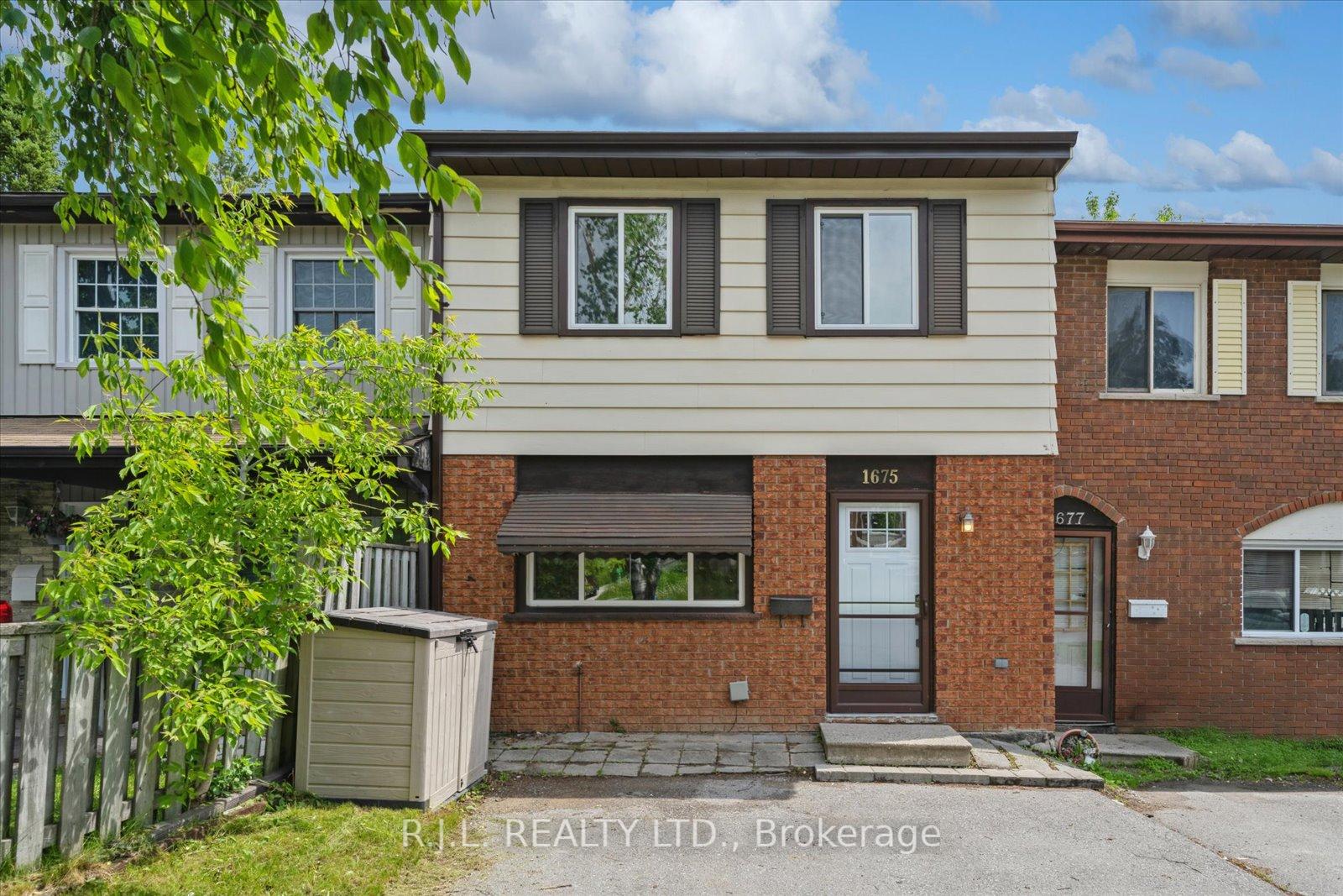 Front of 1675 Applewood Crescent