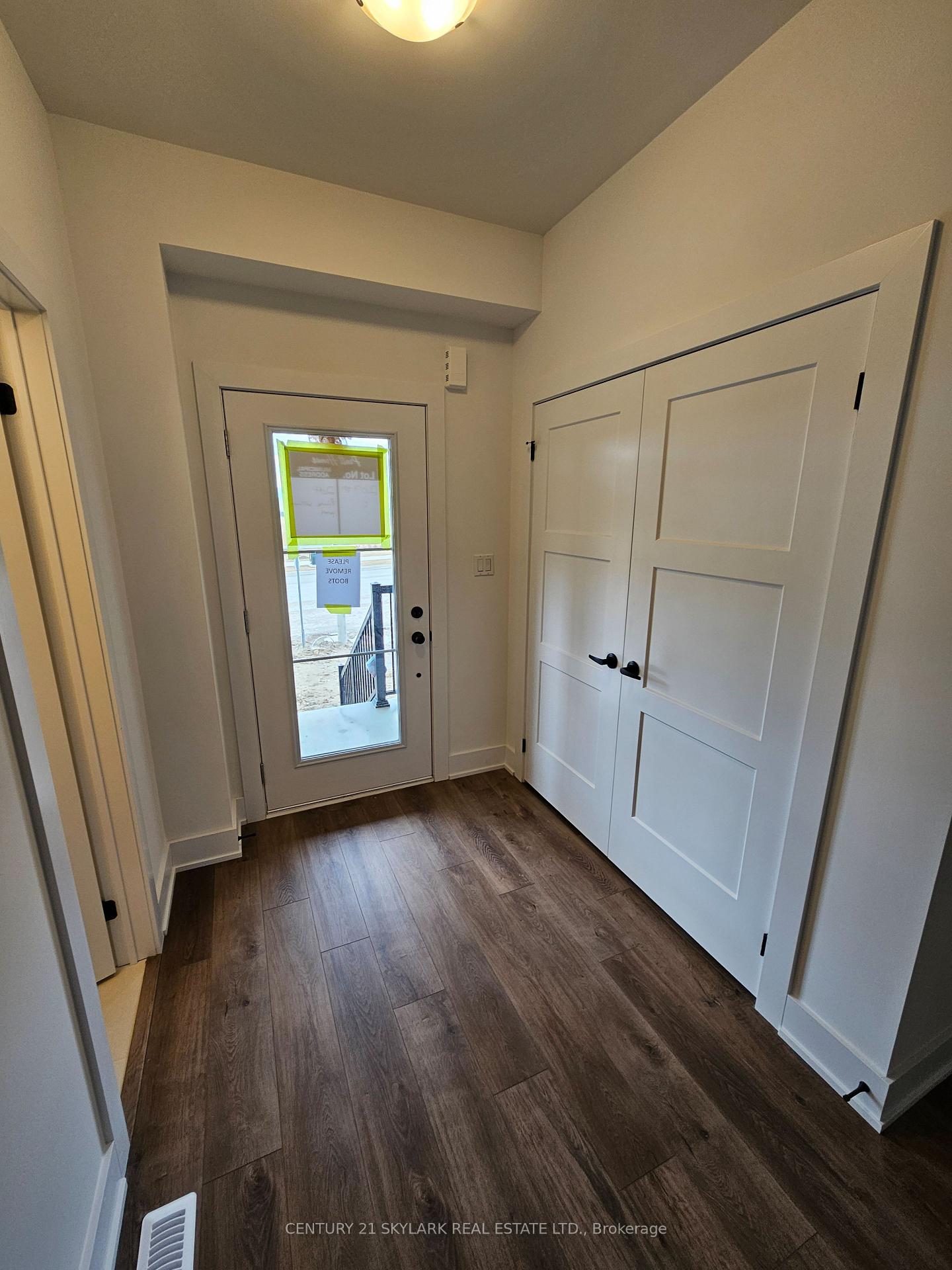 Photo 3 of 218 Prince William Way, Barrie, Rural Barrie Southeast — HOMEH