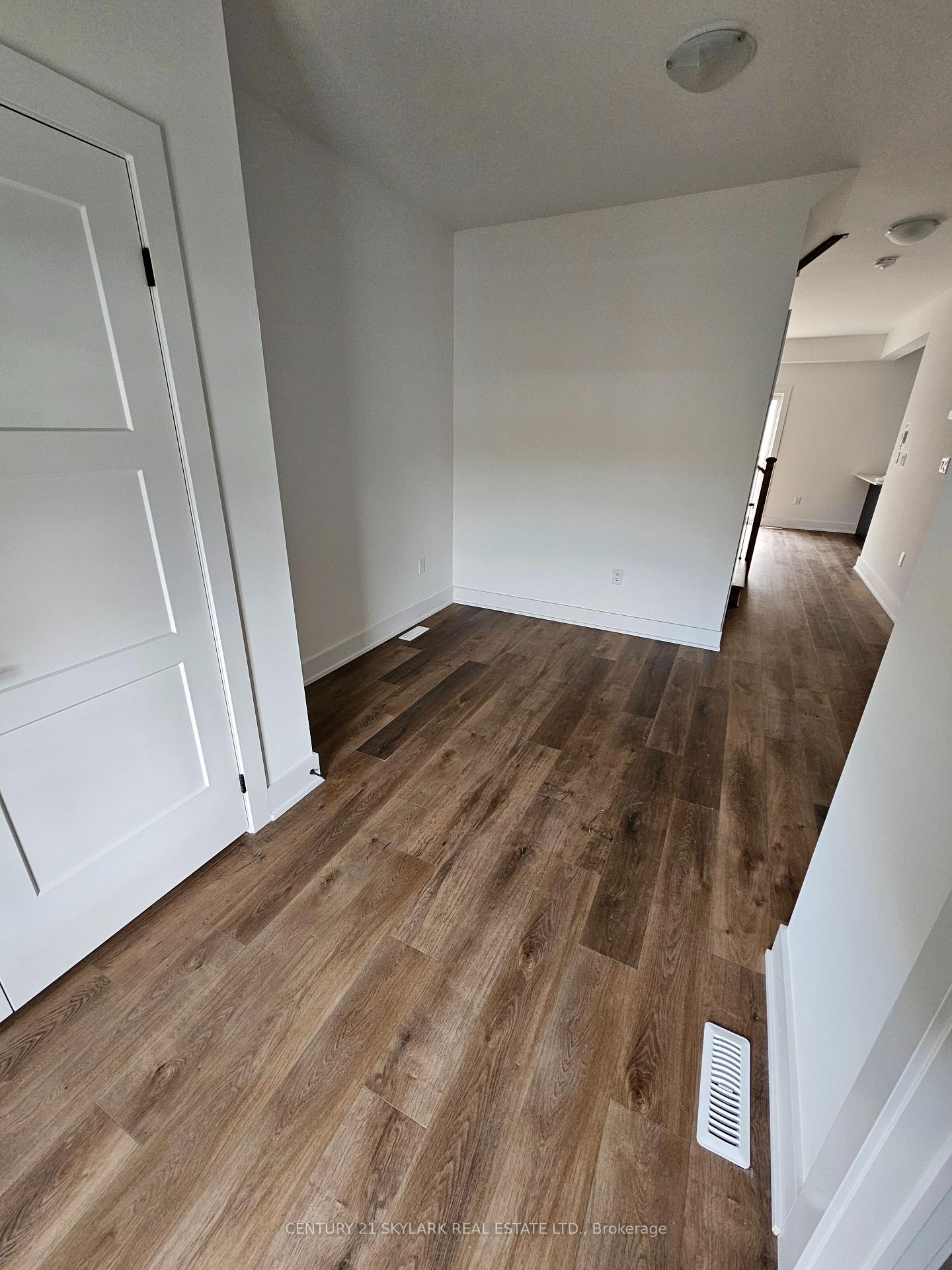 Photo 4 of 218 Prince William Way, Barrie, Rural Barrie Southeast — HOMEH