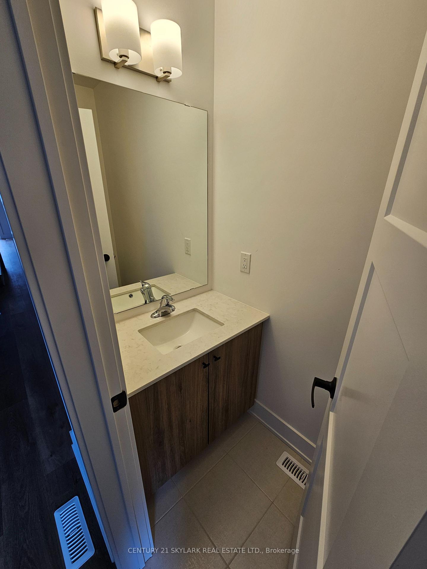 Photo 2 of 218 Prince William Way, Barrie, Rural Barrie Southeast — HOMEH