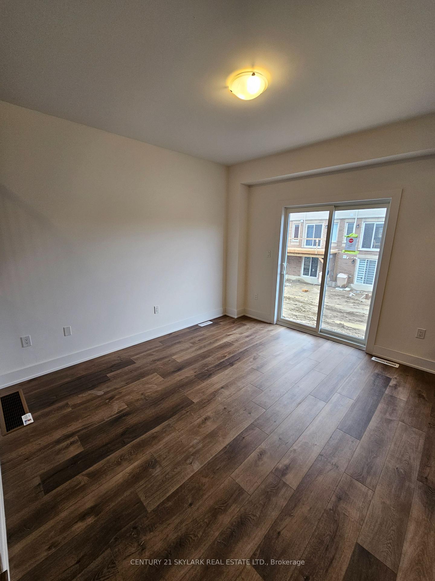 Photo 7 of 218 Prince William Way, Barrie, Rural Barrie Southeast — HOMEH