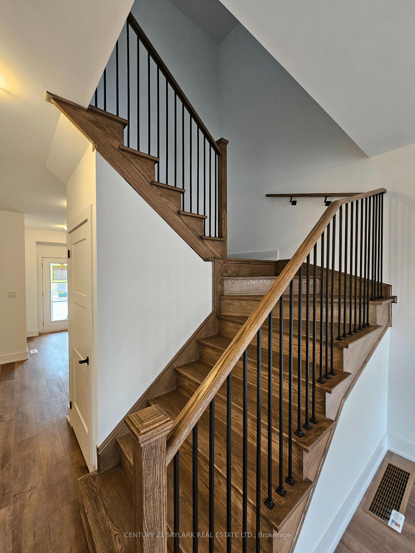 Photo 17 of 218 Prince William Way, Barrie, Rural Barrie Southeast — HOMEH