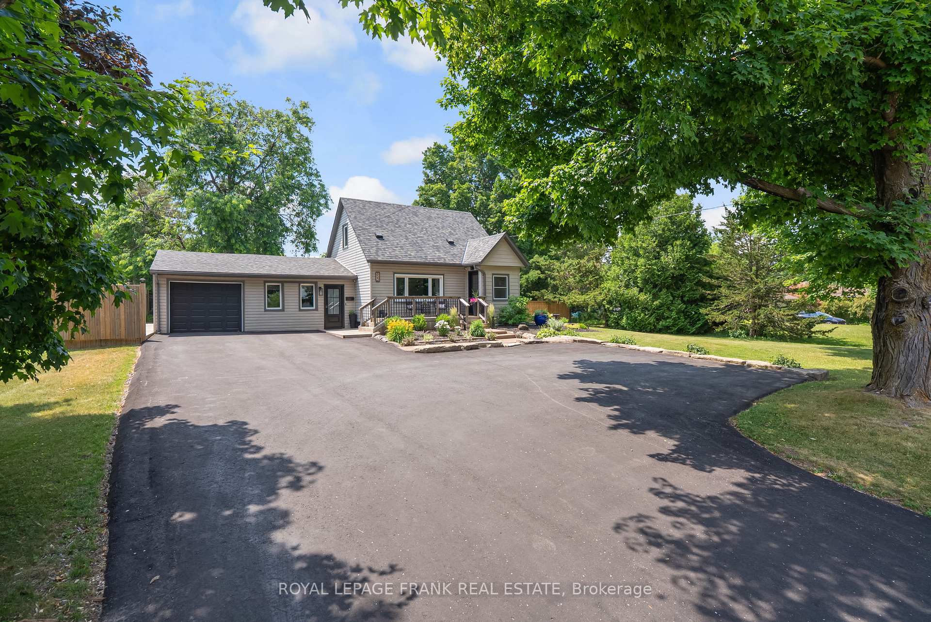 Photo 2 of 623 Spillsbury Drive, Peterborough, Otonabee Ward 1 — HOMEH
