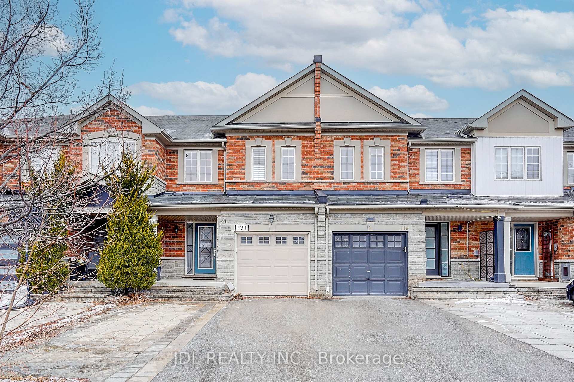 Front of 121 Carrier Crescent
