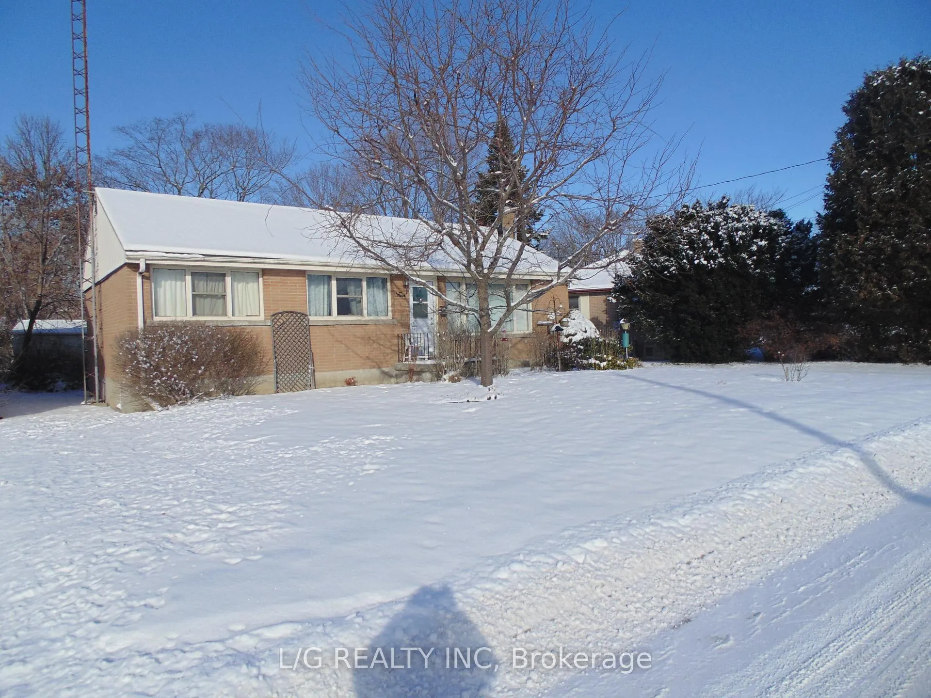 Photo 2 of 4 Brookview Crescent, Brockville — HOMEH