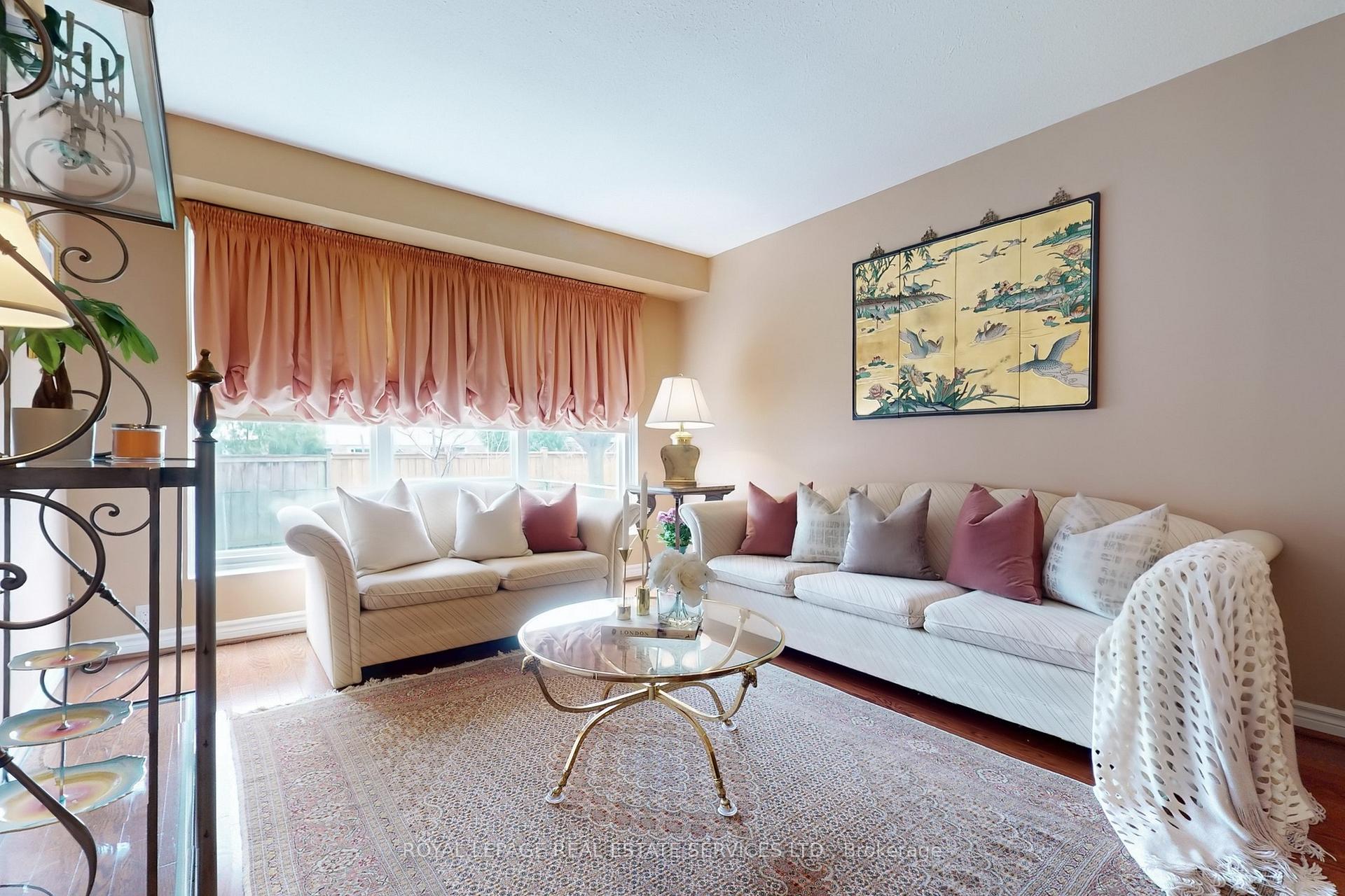 Photo 3 of 38 Lisa Crescent, Vaughan, Crestwood-Springfarm-Yorkhill — HOMEH