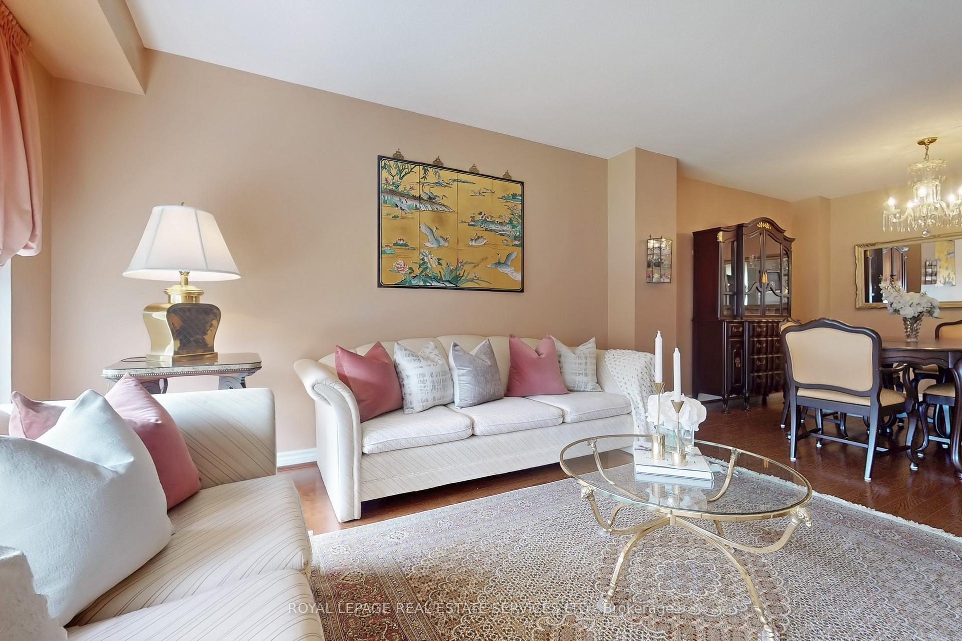 Photo 4 of 38 Lisa Crescent, Vaughan, Crestwood-Springfarm-Yorkhill — HOMEH