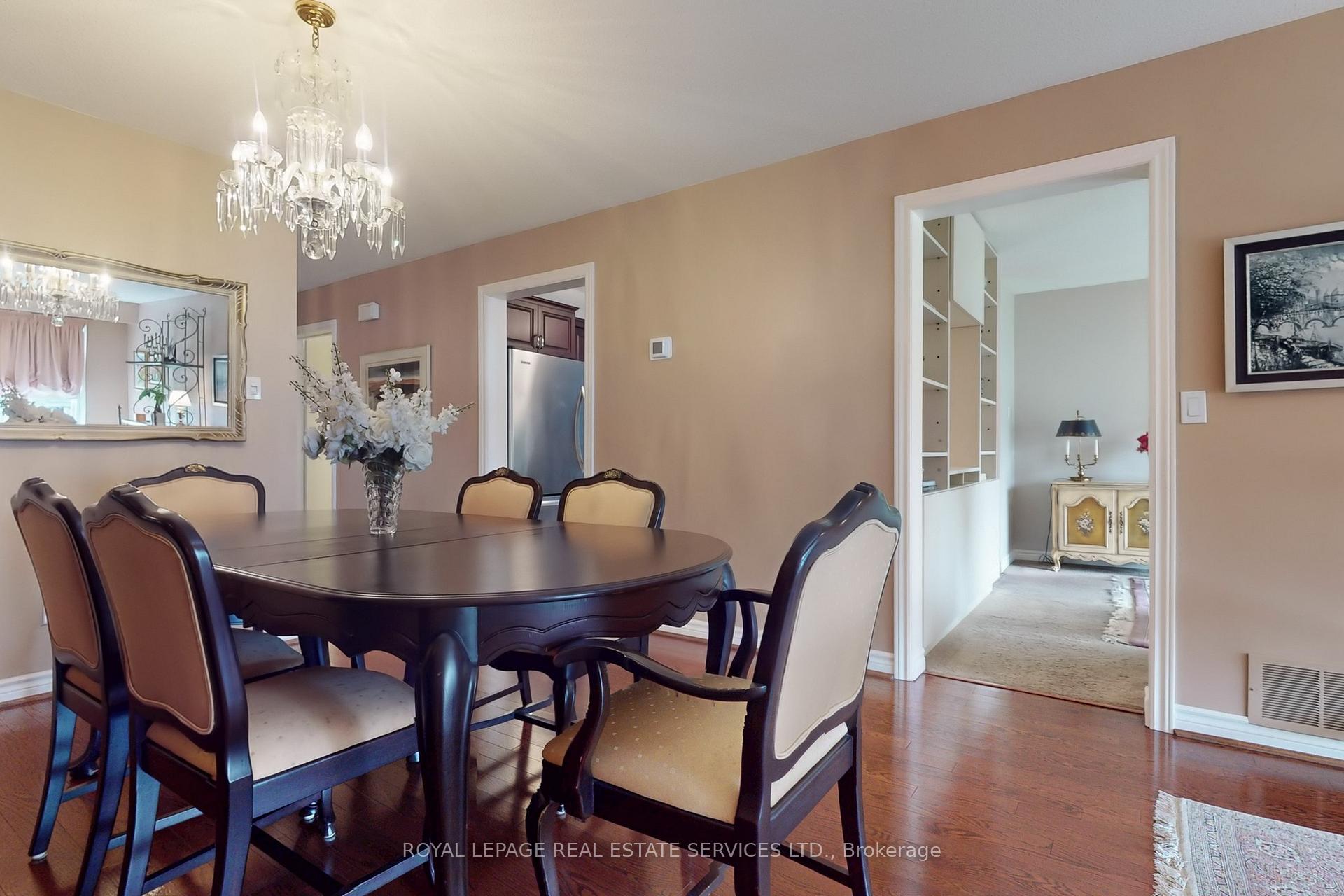 Photo 5 of 38 Lisa Crescent, Vaughan, Crestwood-Springfarm-Yorkhill — HOMEH