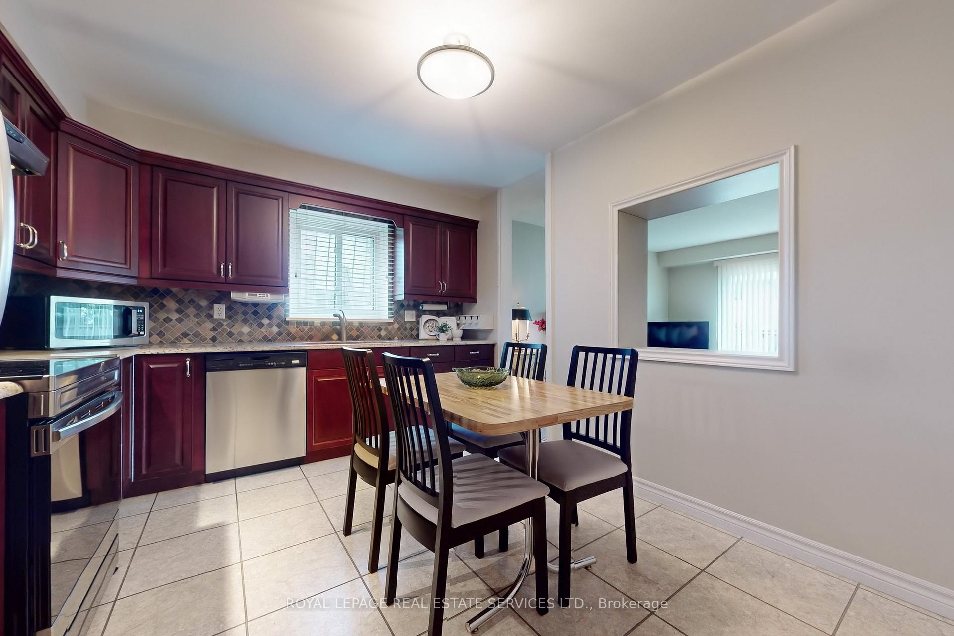 Photo 7 of 38 Lisa Crescent, Vaughan, Crestwood-Springfarm-Yorkhill — HOMEH