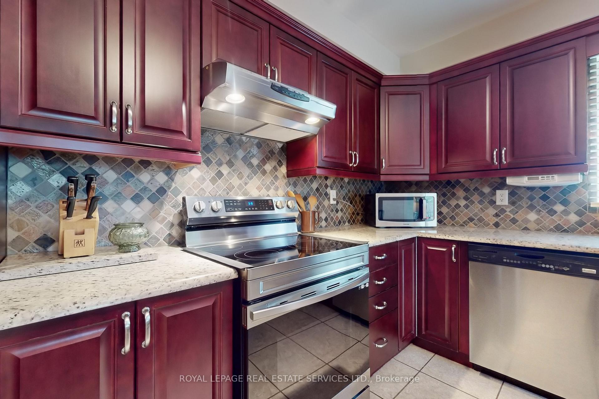 Photo 8 of 38 Lisa Crescent, Vaughan, Crestwood-Springfarm-Yorkhill — HOMEH