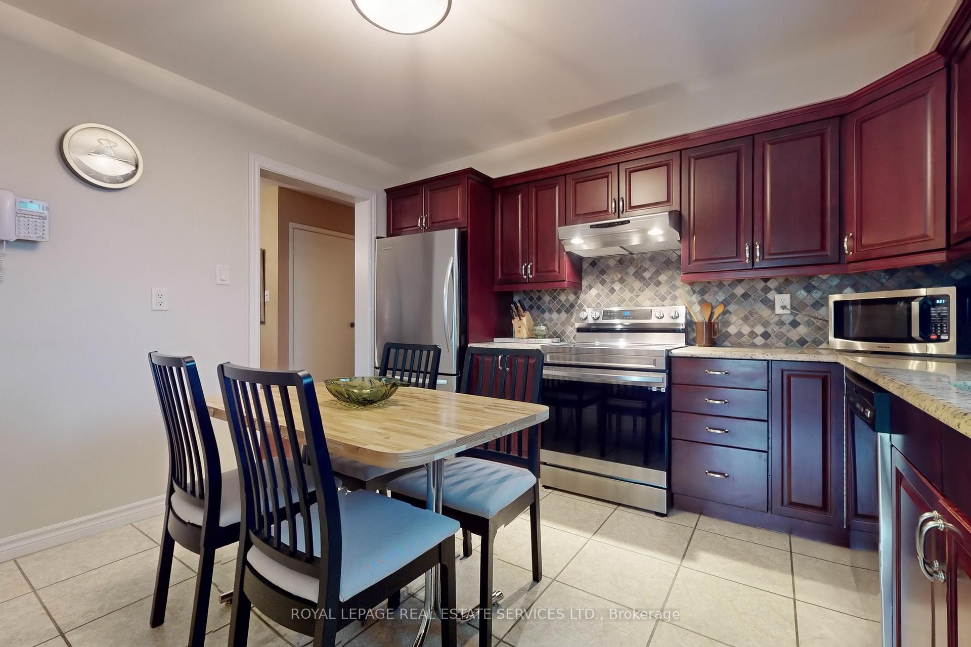 Photo 9 of 38 Lisa Crescent, Vaughan, Crestwood-Springfarm-Yorkhill — HOMEH